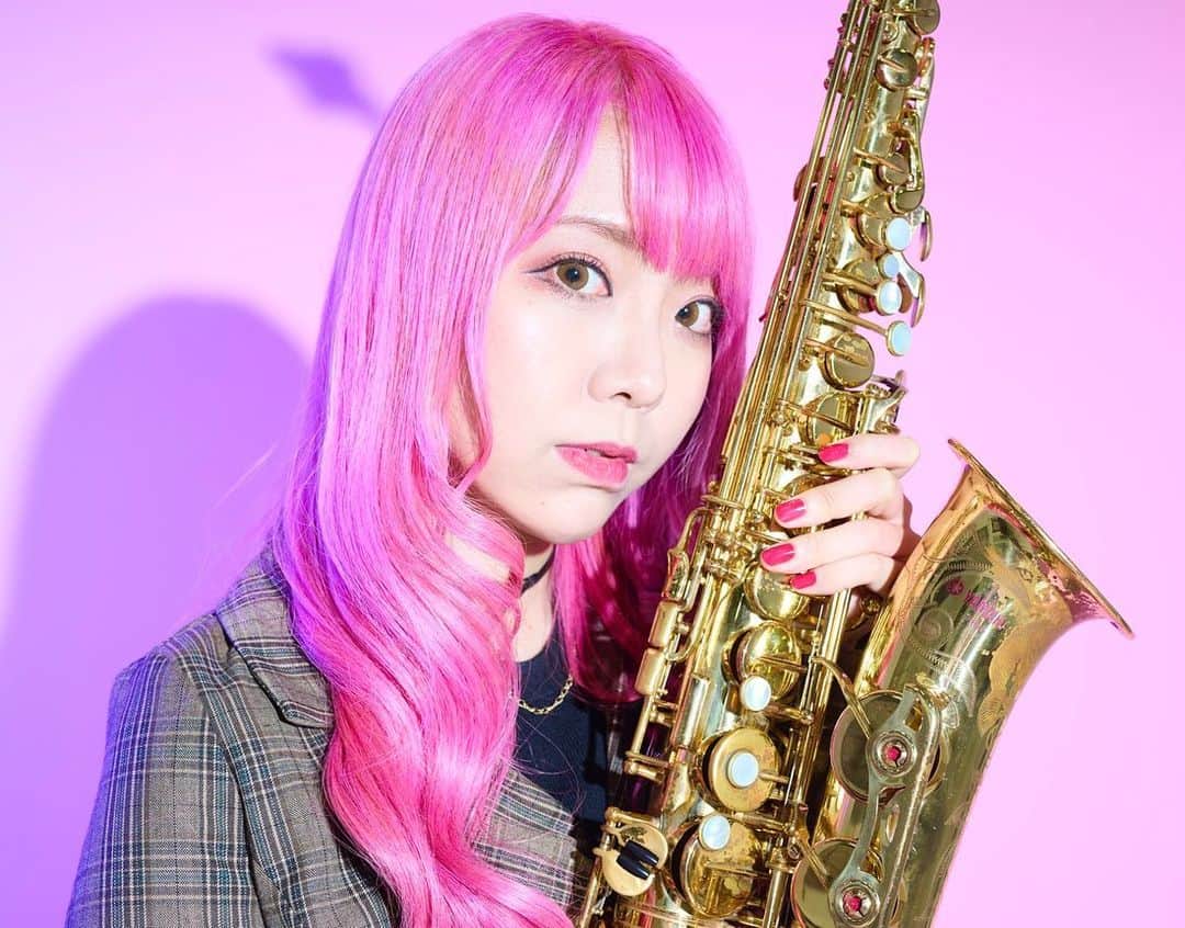 ユッコ・ミラーのインスタグラム：「Real Soundにユッコ・ミラーのインタビュー記事が掲載されました！ 記事はストーリーから飛べます🩷  そして明日11月11日(土)18:00〜は東京Club Mixaで『ユッコ・ミラー6thアルバム「Ambivalent」リリースライブ』です🩷  #ユッコミラー #サックス #yuccomiller #유코밀러 #saxophone #sax #saxophoneplayer  #saxophonist #색소폰 #femalesaxophonist  #femalesaxplayer  #jazz #YouTube #YouTuber #pinkhair」