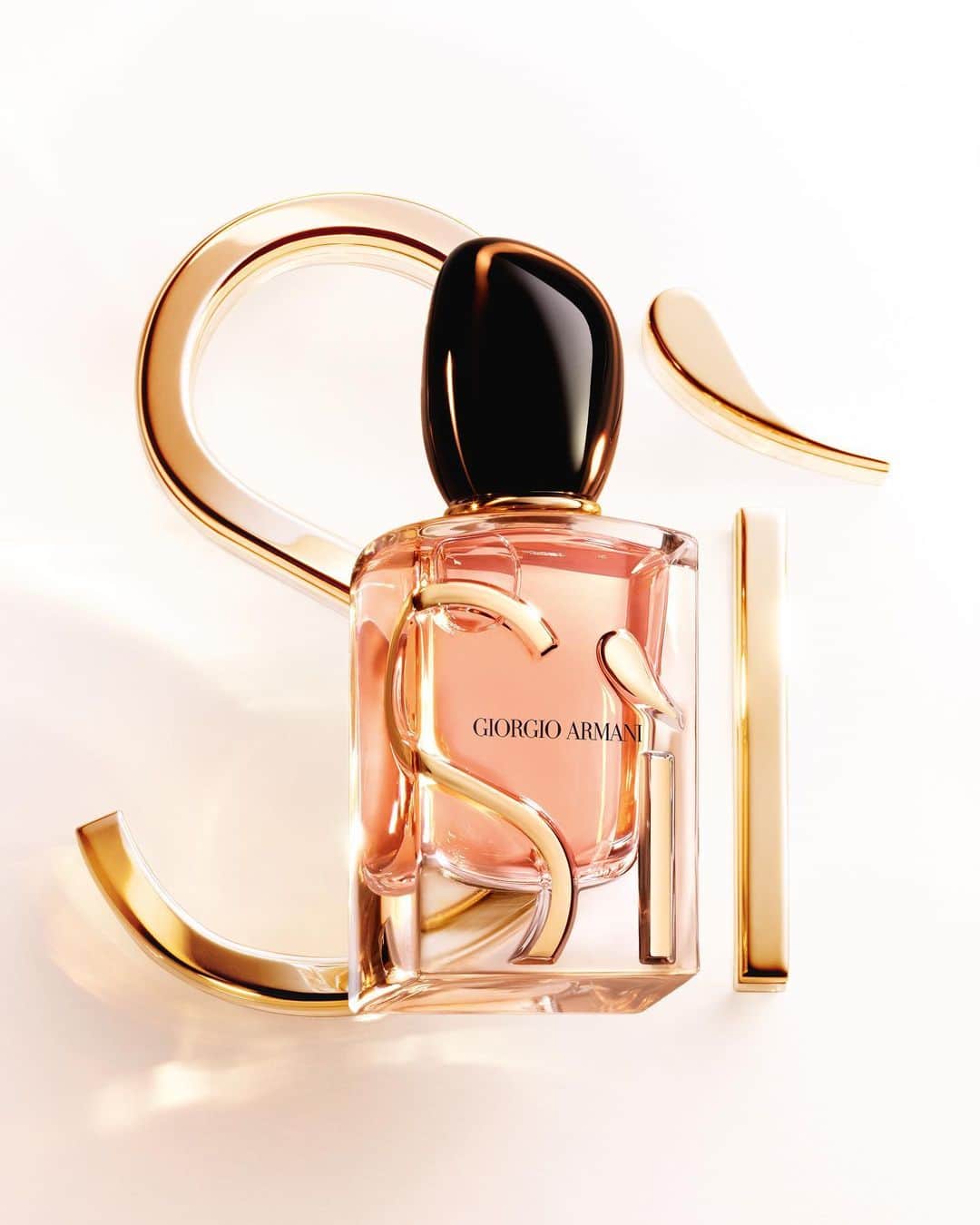 Armani Beautyさんのインスタグラム写真 - (Armani BeautyInstagram)「Say Sì to Hanni. Armani beauty Global Ambassador Hanni, @newjeans_official, says Sì to the new SÌ EAU DE PARFUM INTENSE, an irresistible chypre ambery fragrance encapsulated in a new luxurious gold embossed bottle, as an invitation to say yes to life.  #Armanibeauty #ArmaniSi #SaySi #Hanni #Fragrance」11月12日 21時00分 - armanibeauty
