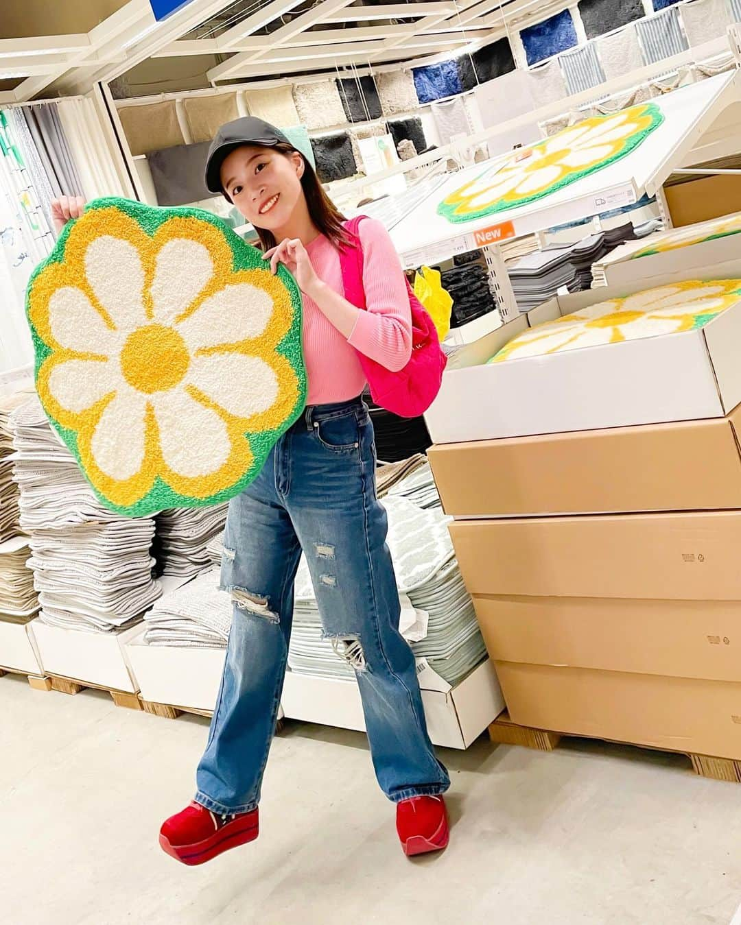 小菅怜衣のインスタグラム：「🌼購入品🌼 　 IKEAの新商品らしい お花のラグ\(ˆoˆ )/ 　 パセリ🐶のご飯ゾーンに💚🧡  　 　 #ikea #ikea購入品 #ikeahome #ikeahack  #イケア #イケア購入品 #いぬすたぐらむ #いぬのいる暮らし #いぬバカ部 #いぬら部 #犬のいる生活 #犬との暮らし #犬グッズ #愛犬」