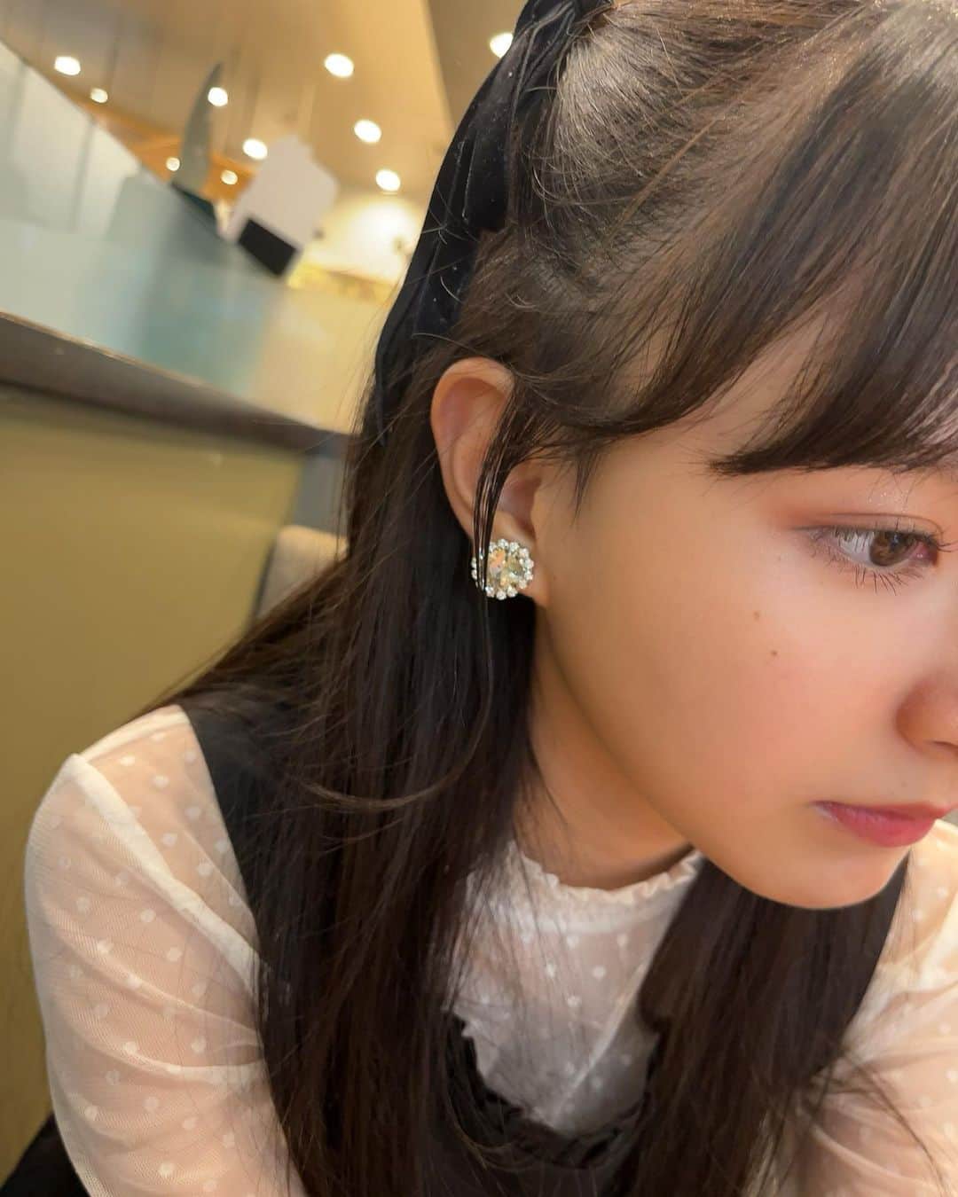 河村ここあのインスタグラム：「ある日のお出かけ☕️  暑いから羽織脱いでたので 寒そうですね🍃  たまにメイクの質問を頂くので 少しアップで撮ってもらいました♡ いつかメイク用品も紹介しようかな💭  明日から寒くなるみたいなので あたたかくして過ごしてください🕯」