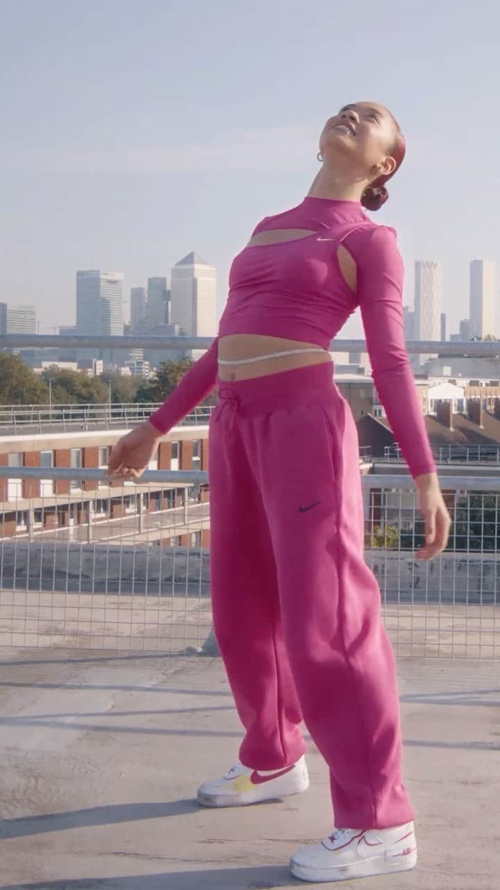 ASOSのインスタグラム：「"When I'm dancing, I love baggy on baggy," says @hannah.kcj [she/her]. "When you move your body and the clothes ripple against it, it has such a cool effect."  Hannah in New Nike = our forever dance and style muse 💖🪩  Search 'Nike' on ASOS 🔎 🇺🇸: [130989113] & [131044151]」