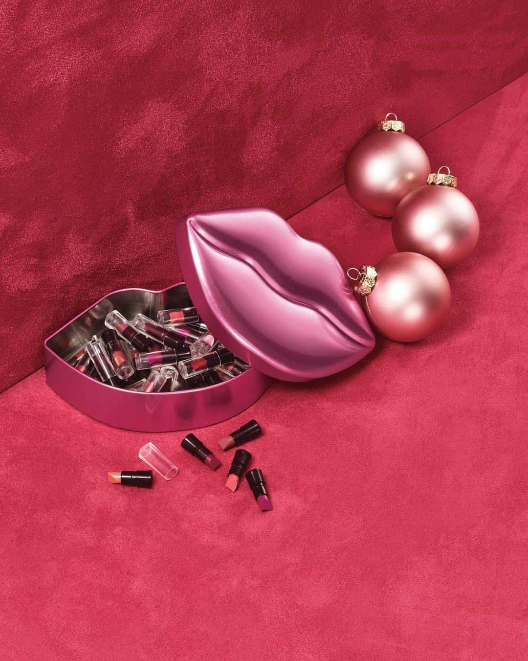 エイボンのインスタグラム：「30 of our best-selling fmg Glimmer Satin Lipstick shades in minis, perfect for on-the-go or stocking stuffers! Shop the Wish for a Kiss set now. 🎄🎁✨  #avoninsiders #minilipstick #holidayset」