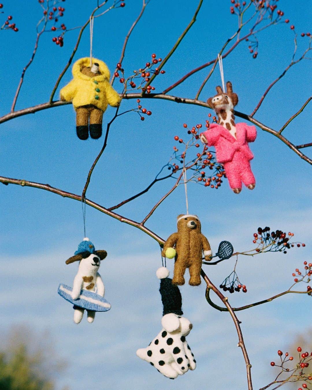 ARKETのインスタグラム：「Our collection of ornaments brings the festivities into the home as we wait for the holidays with anticipation. Discover the many expressions of our decorative details, crafted from materials like elegant glass, colourful paper or charming felt. - Enjoy 4 for 3 on all hanging ornaments. The offer is valid online until 15 December 2023, and in stores until 25 December 2023: link in bio. - #ARKET」