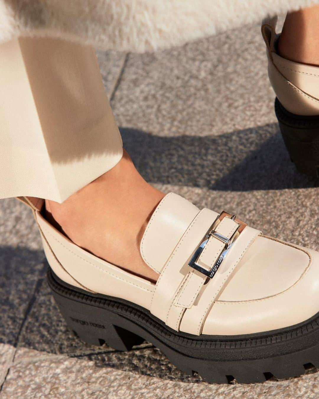 Sergio Rossiのインスタグラム：「Sophisticated, edgy and effortless—that’s what these #srNora loafers are all about. Embellished by a distinctive branded buckle on the front, their rubber lug sole creates a decisive style. Discover more via the link in bio. #SergioRossi」