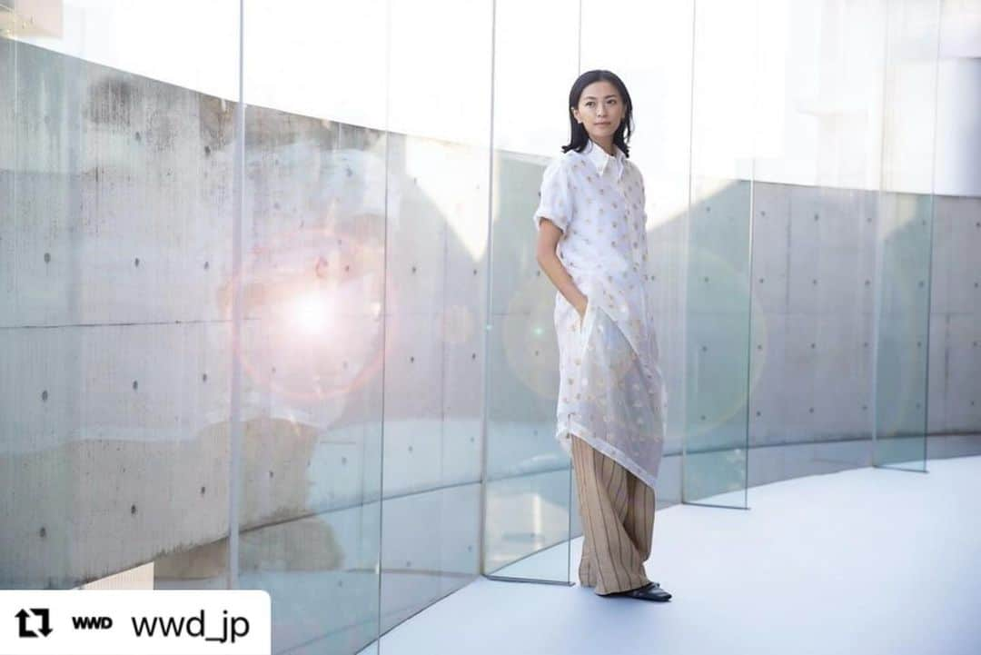 榮倉奈々さんのインスタグラム写真 - (榮倉奈々Instagram)「#Repost @wwd_jp with @use.repost ・・・ インタビュー：榮倉奈々が「ニューナウ」で示す新たなブランドのあり方　自ら対面接客で受注生産  俳優の榮倉奈々が、自身で立ち上げたアパレルブランド「ニューナウ（NEWNOW）」のファーストコレクションを発表した。スタイリストの上杉美雪をクリエイティブ・ビジョン・ディレクターに、「コート（COATE）」の福屋千春デザイナーをクチュール・デザイナーに迎えて始動。シーズンコレクションとなる2024年春夏のアイテムと、通年販売するカジュアルなアイテムをそろえた“Timeless（タイムレス）” ラインを提案する。価格帯はドレス類が5万円～、ニット類が2万円〜、トップ類が4万円〜、パンツ類が4万円〜。（※価格は参考で変更の可能性もある）  上質な素材と着心地、シルエットを追求して丁寧に仕立てたアイテムは、シンプルながら手に取るだけでこだわりやクオリティーを感じる、洗練された大人のためのワードローブ。販売は現在ECサイトのみ。一般顧客を招くオーダー会を半期に一度開催して受注生産する。事前抽選制となった初回は定員数の5倍の応募が殺到し、4日半でプレス関係者を含む872人が来場した。  モデルや俳優業の仕事に加えてプライベートでは二児の母でもある榮倉は、なぜ今、経営者となりアパレルブランドを立ち上げたのか？自ら受注会場に立ち積極的に来場客とコミュニケーションをとるなど、並々ならぬこだわりが詰まったデビューシーズンの披露を終えた榮倉に、ブランドに込めた想いから受注会の反響、今後の方向性まで聞いた。  WWD：いつか自分でアパレルブランドを立ち上げたいと思っていた？  榮倉奈々（以下、榮倉）：まったく思っていませんでした。服は大好きですが、着ることと作ることは全然違うことだと認識していたので。きっかけは子どもができたことでした。14歳から芸能界に入り、この業界しか知らないで走り続けましたが、育児を通して初めて外の世界とつながりました。「私はこのままでいいのかな」「でも何をしたいか分からない」と悶々と考えながら数年を過ごしていたと今となっては思います。これまで事務所が環境を整えてくれていたことも実感しました。外の世界に身を置いて、新しいことに挑戦したいと思ったんです。  インタビュー全文は @wwd_jp プロフィールのリンクから  PHOTO:MICHIKA MOCHIZUKI  #NEWNOW#ニューナウ#榮倉奈々#nanaeikura#fashion#fashionbrand#ファッションブランド#アパレルブランド#ブランド立ち上げ#インタビュー」11月10日 22時24分 - nana_eikura