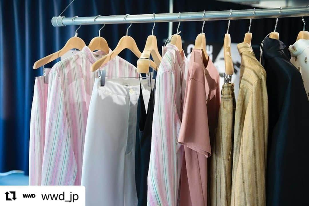 榮倉奈々さんのインスタグラム写真 - (榮倉奈々Instagram)「#Repost @wwd_jp with @use.repost ・・・ インタビュー：榮倉奈々が「ニューナウ」で示す新たなブランドのあり方　自ら対面接客で受注生産  俳優の榮倉奈々が、自身で立ち上げたアパレルブランド「ニューナウ（NEWNOW）」のファーストコレクションを発表した。スタイリストの上杉美雪をクリエイティブ・ビジョン・ディレクターに、「コート（COATE）」の福屋千春デザイナーをクチュール・デザイナーに迎えて始動。シーズンコレクションとなる2024年春夏のアイテムと、通年販売するカジュアルなアイテムをそろえた“Timeless（タイムレス）” ラインを提案する。価格帯はドレス類が5万円～、ニット類が2万円〜、トップ類が4万円〜、パンツ類が4万円〜。（※価格は参考で変更の可能性もある）  上質な素材と着心地、シルエットを追求して丁寧に仕立てたアイテムは、シンプルながら手に取るだけでこだわりやクオリティーを感じる、洗練された大人のためのワードローブ。販売は現在ECサイトのみ。一般顧客を招くオーダー会を半期に一度開催して受注生産する。事前抽選制となった初回は定員数の5倍の応募が殺到し、4日半でプレス関係者を含む872人が来場した。  モデルや俳優業の仕事に加えてプライベートでは二児の母でもある榮倉は、なぜ今、経営者となりアパレルブランドを立ち上げたのか？自ら受注会場に立ち積極的に来場客とコミュニケーションをとるなど、並々ならぬこだわりが詰まったデビューシーズンの披露を終えた榮倉に、ブランドに込めた想いから受注会の反響、今後の方向性まで聞いた。  WWD：いつか自分でアパレルブランドを立ち上げたいと思っていた？  榮倉奈々（以下、榮倉）：まったく思っていませんでした。服は大好きですが、着ることと作ることは全然違うことだと認識していたので。きっかけは子どもができたことでした。14歳から芸能界に入り、この業界しか知らないで走り続けましたが、育児を通して初めて外の世界とつながりました。「私はこのままでいいのかな」「でも何をしたいか分からない」と悶々と考えながら数年を過ごしていたと今となっては思います。これまで事務所が環境を整えてくれていたことも実感しました。外の世界に身を置いて、新しいことに挑戦したいと思ったんです。  インタビュー全文は @wwd_jp プロフィールのリンクから  PHOTO:MICHIKA MOCHIZUKI  #NEWNOW#ニューナウ#榮倉奈々#nanaeikura#fashion#fashionbrand#ファッションブランド#アパレルブランド#ブランド立ち上げ#インタビュー」11月10日 22時24分 - nana_eikura