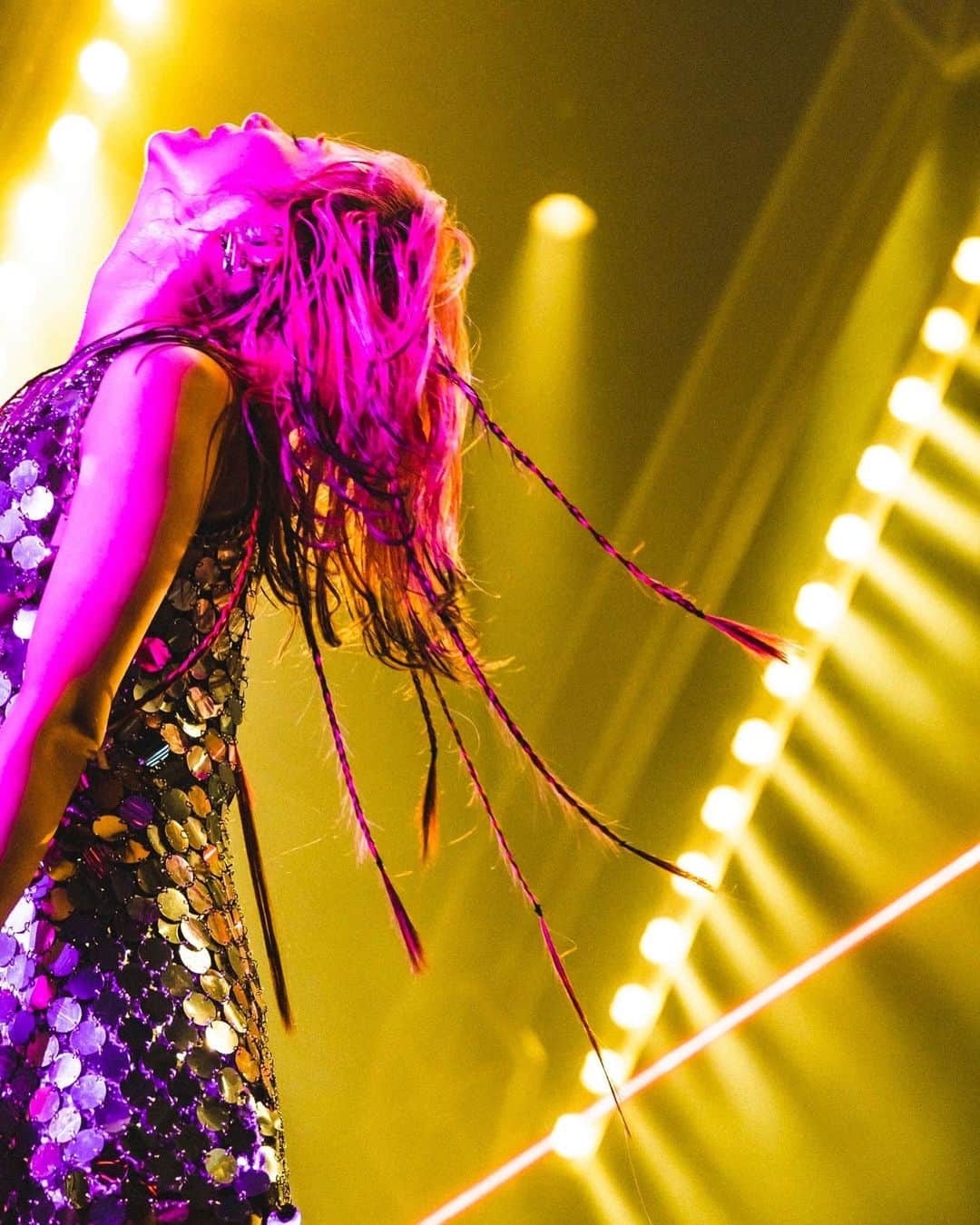 LiSAのインスタグラム：「ライブ続きだった後の一週間は、一カ月経ったんじゃないかって錯覚するくらいながい。 でも回復も大事だ。 頭も心も身体も集中したり整頓したり調整したり。 次に全力を注ぐために大切な時間。  来年はたくさん歌います。  2024年1月は🗓️  🎙️1/7 アニプレックス設立20周年記念イベント『ANIPLEX 20th Anniversary Event -THANX-』  🎙️1/19 a flood of circle流ロックンロールサーカス『A FLOOD OF CIRCUS 2024』  🎙️1/27 FictionJunctionさんのfeat. Vocalで『リスアニ！LIVE 2024』  来年も早々にワクワクがたくさん待っているので、2023年　#LANDERツアー　ひとつひとつ全力を注いで愛情を込めて最後までしっかり駆け抜けます🚀 よろしくお願いします☻  📸　@cazrowaoki  #LANDERツアー」