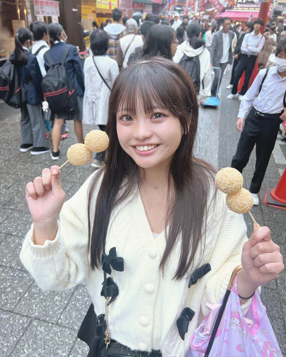 杉井美咲のインスタグラム：「神戸の南京町行きました🩷🥟  たくさん食べ歩きしたよ！ゴマ団子ひとつは友達の分ー💞🍡⸜ ・ ・ #jk #sjk #jk2 #jkブランド #jkの素敵な思い出 #07 #杉井美咲 #女子高生ミスコン #高一ミスコン」