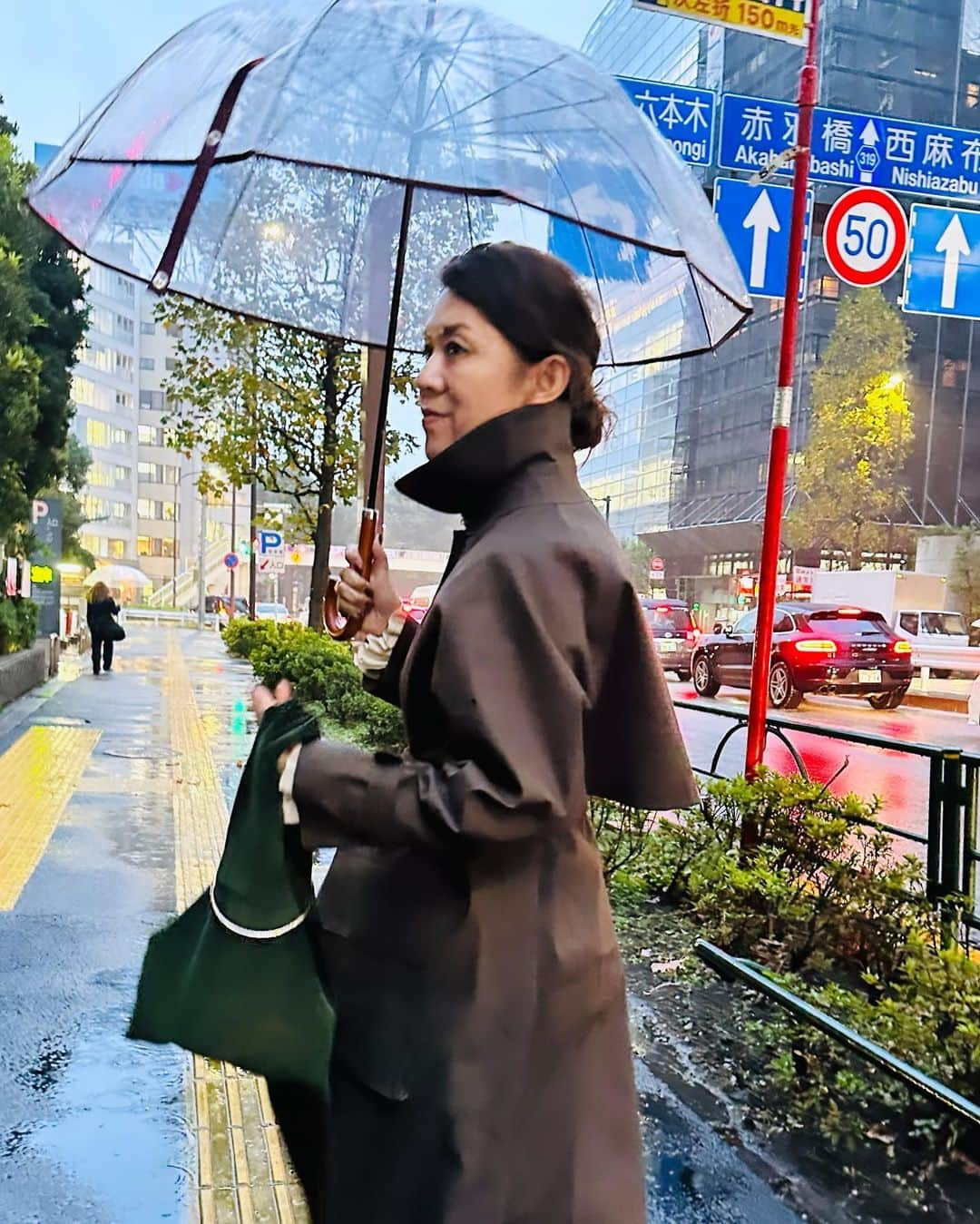 大草直子のインスタグラム：「なんか、久しぶりの雨でした☔️早朝からの撮影、打ち合わせやゲリラインスタライブを終えて、やっと座りました😅  急に寒くなったし雨降っているしで、何か気持ちが浮き立つことが必要よね、と @mackintoshofficial のゴム引きコート🧥を初おろし。うわあ、久々のゴム引き。かさりかさり、と音がするくらいまだ堅く、硬く。これはね、60歳くらいで、少し🤏馴染んでいれば、それで良いわ🤎  明日は朝から京都。 日曜日はクローズドイベント。  それぞれインスタライブやります‼️ 11月11日（土）12時半〜 @naokookusa_styling  @seasonstylelab の2アカウントで公開ライブ  11月12日（日）13時〜 @amarc_official でライブ @bananarepublic_jp 銀座店より😁 その後14時よりトークショウの模様を @bananarepublic_jp にて ☜Yさんご指摘ありがとう😊  先週末に続き、今週末も仕事です。来週は2日、 @amarc_official の公開講座「学びの秋🍂」です。 ☜申し込み受付中 @amarclifestore にて  と、毎日お知らせが多いのですが、 YouTubeも上がってますので、ぜひ😆😆 @mackintoshofficial  @ysl  @estnation_jp  @maisonvalentino #マッキントッシュのゴム引きコートは #もちろん撥水加工済み #このスミっぽい #ビターブラウンが素敵💓」