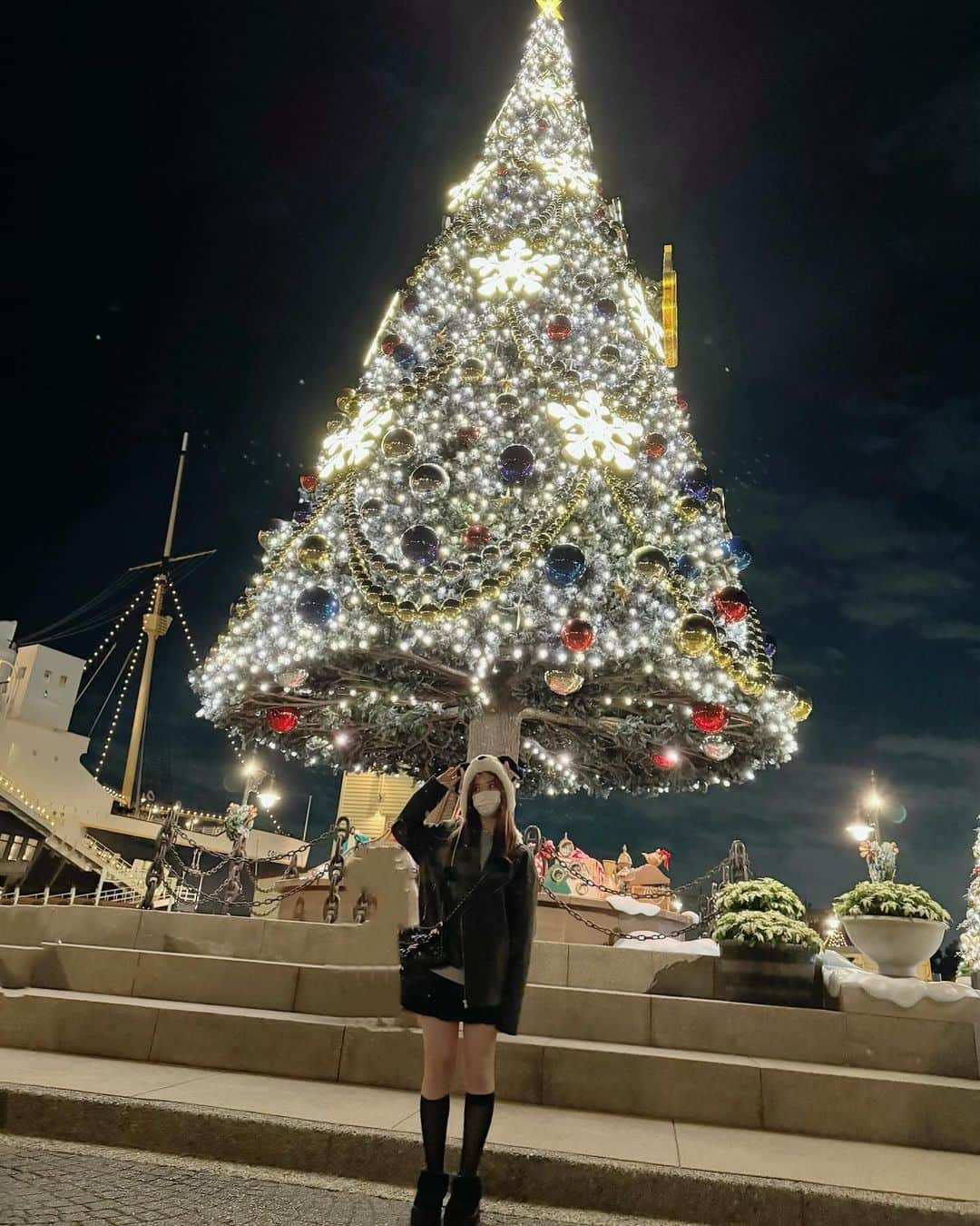 藤田ニコル（にこるん）さんのインスタグラム写真 - (藤田ニコル（にこるん）Instagram)「クリスマスディズニー🎄 してきたの🎅🏻🩶  LAで行ったばっかりだけど🇺🇸 久しぶりのディズニーシー。 ソアリン130分久しぶりに並んだ😂プレミアアクセスが売り切れてたので🥹笑  日本のディズニーはポップコーン食べる時はマスクこの速さです。  でも楽しかった〜☺️  レザーは @calnamur_official だよ✌️めちゃ今着やすい、柔らかいし軽いからなんか楽✨」11月10日 22時28分 - 2525nicole2