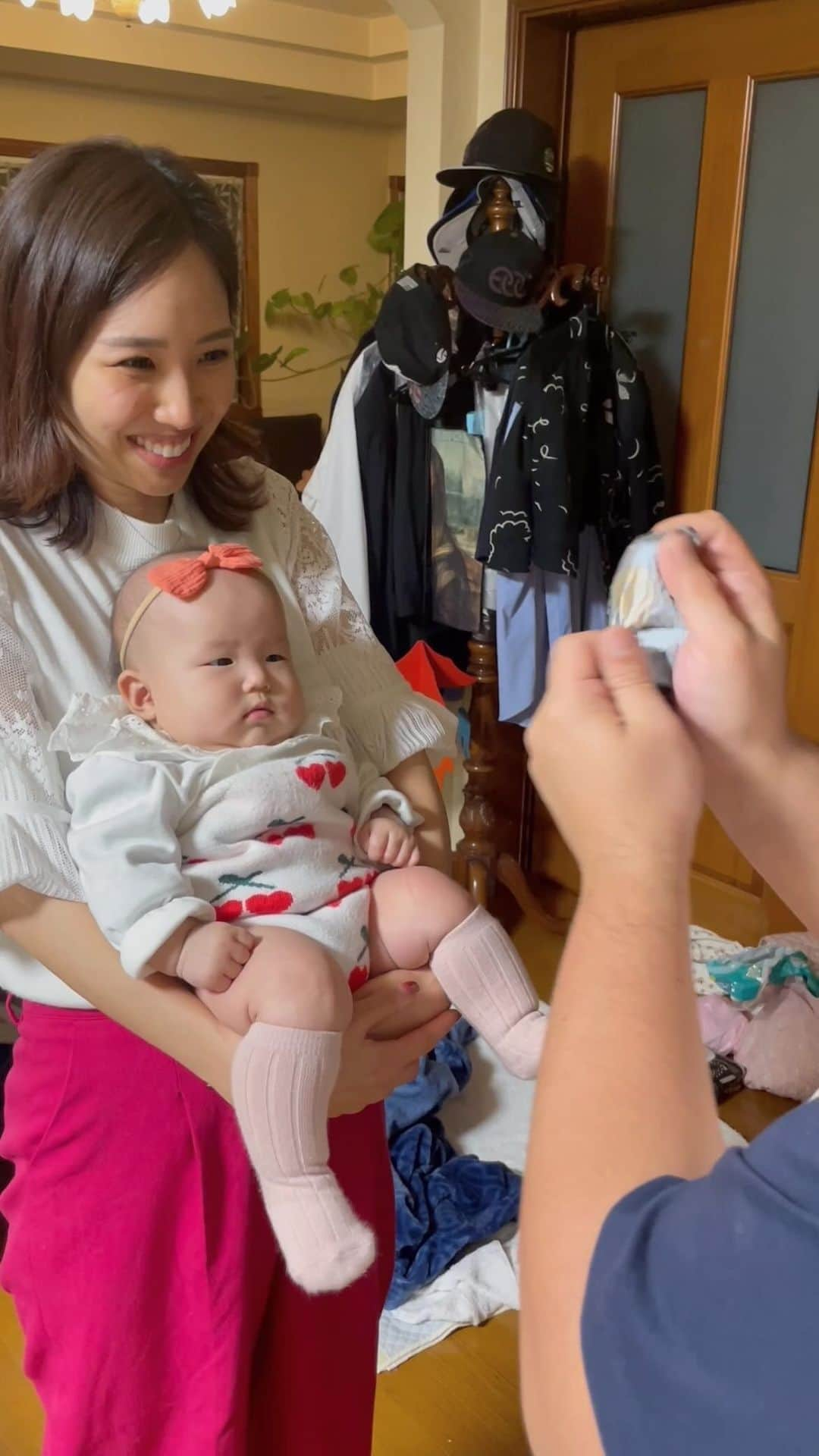 SAEKAのインスタグラム：「我が子が天才かと思う親あるあるシリーズ😂❤️  今日実家に帰ってにぃにとベビちゃんで 遊んでたら何度やってもこれできてもう笑いが 止まりませんでした🤣🤣🤣🤣🤣🤣  4ヶ月と１6日の記録！ お買い物から帰ってきたママに見せたくて 撮影してもらったけどやっぱりちゃんとできて 私でもわからへん時あるのに この子はやはり天才か！？ってゆう最高です🤣👍✨  ゆりちゃんあなたは賢い！笑 こうして井田家は今日も愉快でした🤣❤️ いつも笑いをありがとう♡  #天才 #天才赤ちゃん #天才キッズ #天才ベビー #女の子 #女の子べビー #女の子ママ」