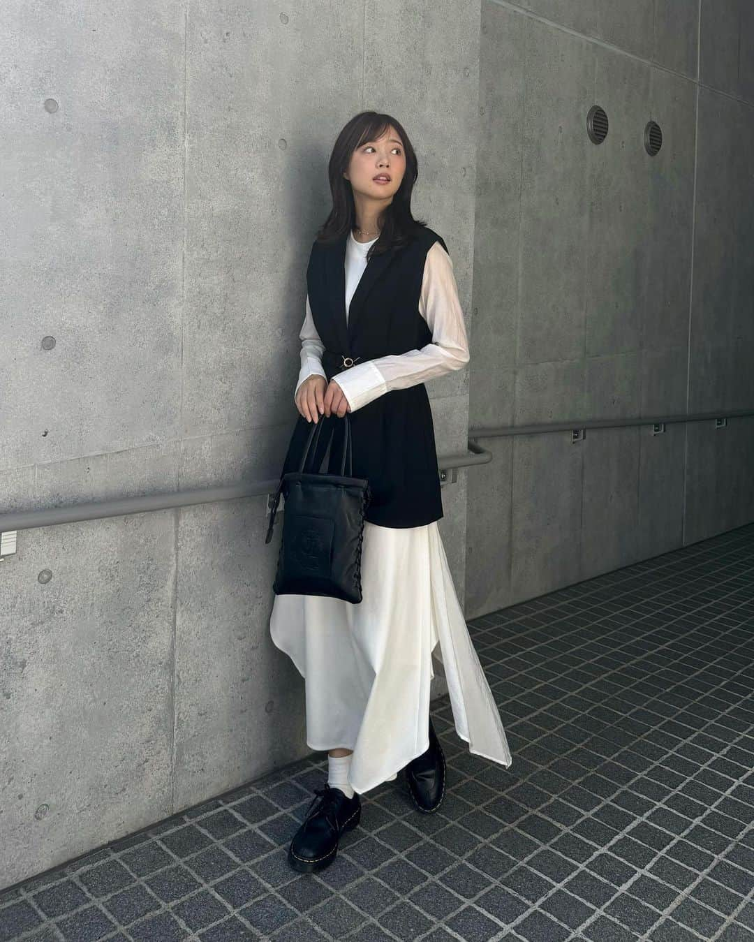 熊江琉唯さんのインスタグラム写真 - (熊江琉唯Instagram)「モノトーンな私服♣️  さっきの投稿で紹介した @jumelle_jp のバッグと合わせてみました🥀  ハンドバッグにもショルダーバッグにもなるし、コーデの引き締め役✔️ どんなテイストのお洋服にも合うの🫶  #提供 #fashion #ootd #outfit #monotone #シンプルコーデ #大人カジュアル #バッグ #ショルダーバッグ #ハンドバッグ」11月10日 22時29分 - ruikumae