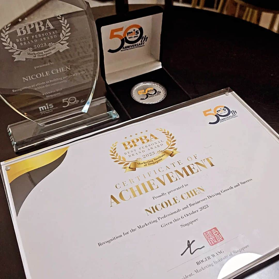 Nicole Chenさんのインスタグラム写真 - (Nicole ChenInstagram)「Won an award for Personal Branding in Singapore with @marketing_institute_singapore Thank you  #personalbranding #award #singapore #marketingaward」11月10日 22時29分 - nicolechen.tv