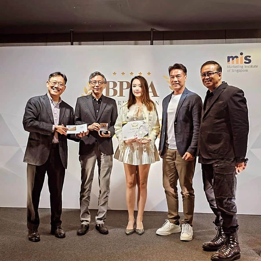 Nicole Chenのインスタグラム：「Won an award for Personal Branding in Singapore with @marketing_institute_singapore Thank you  #personalbranding #award #singapore #marketingaward」