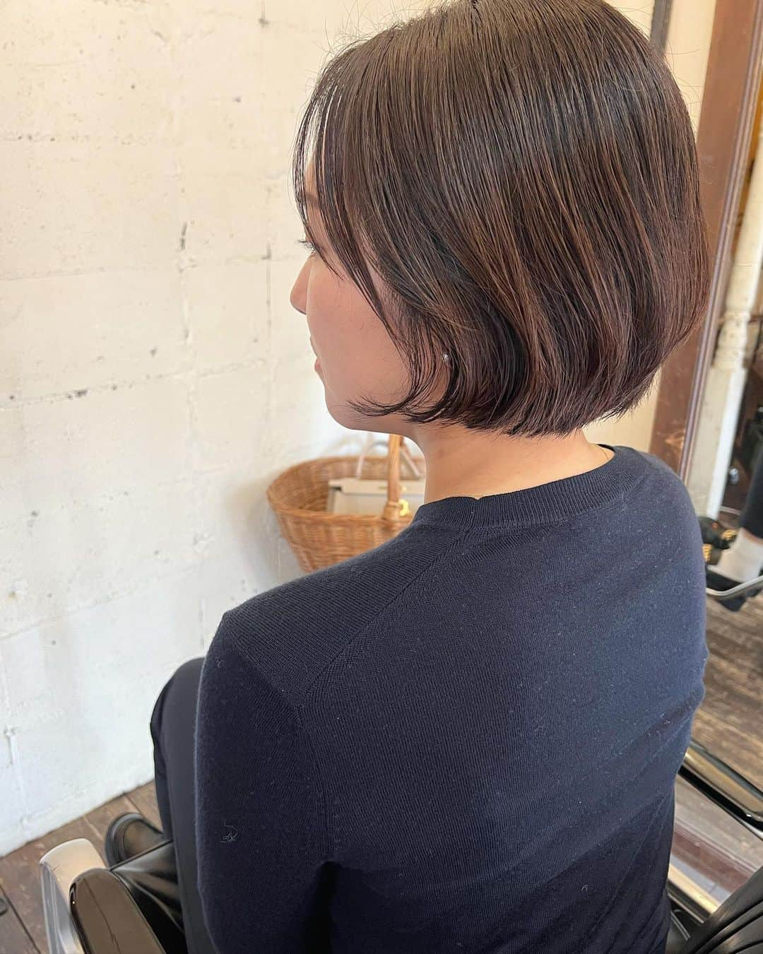 YU-U（工藤由布）さんのインスタグラム写真 - (YU-U（工藤由布）Instagram)「ももこちゃんcut✂︎ 結べない長さで柔らかい印象にってオーダー🫶🏻 短くなった姿にお子様が20代に見えるよって言ってくれたらしい☺️✨ バスケの話楽しかった〜🏀 してきた環境が違いすぎて笑えたけども🤣🤣🤣 ありがと〜❤️‍🔥 ・・・ #uアレンジ #Aperoヘア #ショートボブ」11月10日 22時29分 - nyan22u22nyan