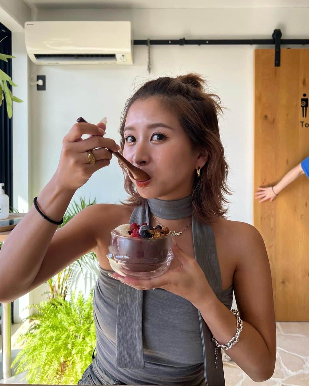 ヒロタナギサのインスタグラム：「_  最近ずっとアサイー欲がすごくて 美味しいアサイーを食べに行きたくて仕方ない🤷‍♀️  そしてそんな大好きなアサイーと写真撮ったら、 我ながら盛れる。笑 アサイーとの相性抜群🫶🏽w  宮古島で食べたアサイーも最高に美味しかったな🤍 (後ろの手は心霊ではありませんww)」