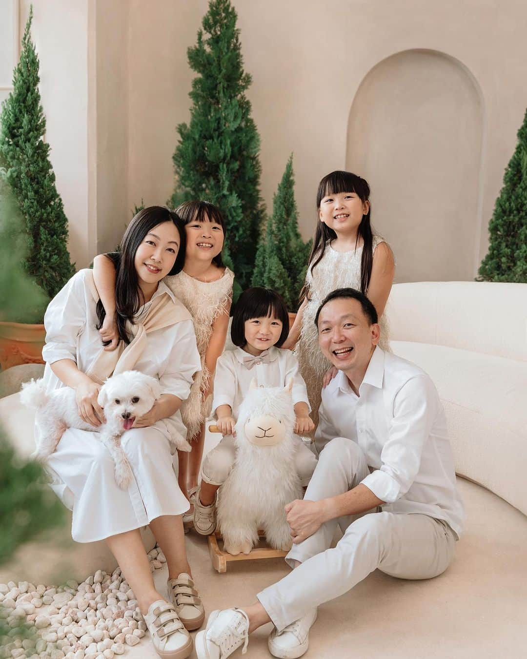 MOMOツインズさんのインスタグラム写真 - (MOMOツインズInstagram)「A Tuscany Christmas at the @thelovestudios   I was looking back at the family shots we took last Christmas and felt a little emotional. The kids have sprouted so much in this one year. You really don’t realize it in the day to day. So thank you @hyydnn and Anna for capturing these wonderful moments of our family ❤️   First pic makes it to the frame! More candids upcoming on stories」11月10日 22時31分 - leialauren