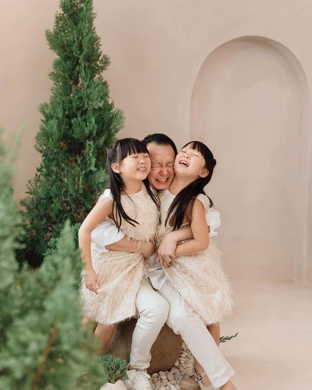 MOMOツインズさんのインスタグラム写真 - (MOMOツインズInstagram)「A Tuscany Christmas at the @thelovestudios   I was looking back at the family shots we took last Christmas and felt a little emotional. The kids have sprouted so much in this one year. You really don’t realize it in the day to day. So thank you @hyydnn and Anna for capturing these wonderful moments of our family ❤️   First pic makes it to the frame! More candids upcoming on stories」11月10日 22時31分 - leialauren