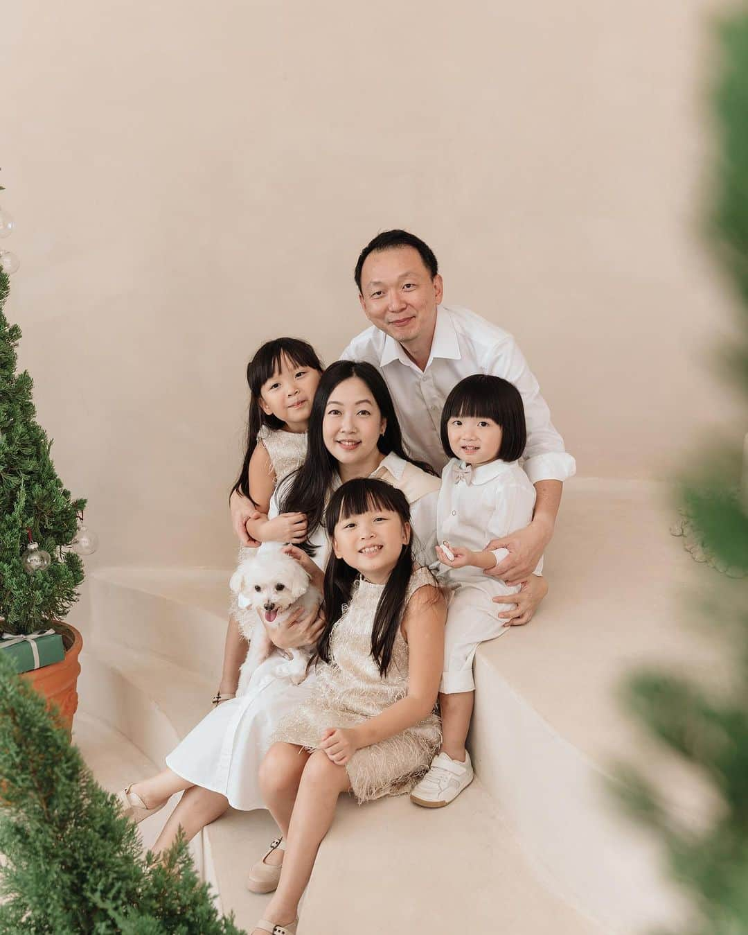 MOMOツインズさんのインスタグラム写真 - (MOMOツインズInstagram)「A Tuscany Christmas at the @thelovestudios   I was looking back at the family shots we took last Christmas and felt a little emotional. The kids have sprouted so much in this one year. You really don’t realize it in the day to day. So thank you @hyydnn and Anna for capturing these wonderful moments of our family ❤️   First pic makes it to the frame! More candids upcoming on stories」11月10日 22時31分 - leialauren