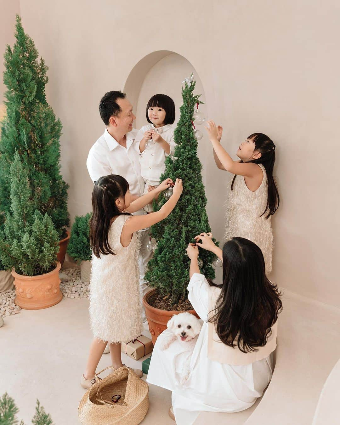 MOMOツインズさんのインスタグラム写真 - (MOMOツインズInstagram)「A Tuscany Christmas at the @thelovestudios   I was looking back at the family shots we took last Christmas and felt a little emotional. The kids have sprouted so much in this one year. You really don’t realize it in the day to day. So thank you @hyydnn and Anna for capturing these wonderful moments of our family ❤️   First pic makes it to the frame! More candids upcoming on stories」11月10日 22時31分 - leialauren