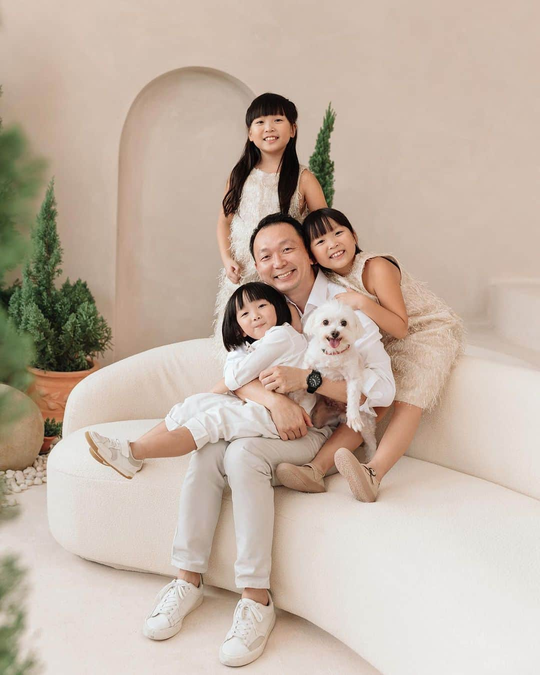 MOMOツインズさんのインスタグラム写真 - (MOMOツインズInstagram)「A Tuscany Christmas at the @thelovestudios   I was looking back at the family shots we took last Christmas and felt a little emotional. The kids have sprouted so much in this one year. You really don’t realize it in the day to day. So thank you @hyydnn and Anna for capturing these wonderful moments of our family ❤️   First pic makes it to the frame! More candids upcoming on stories」11月10日 22時31分 - leialauren