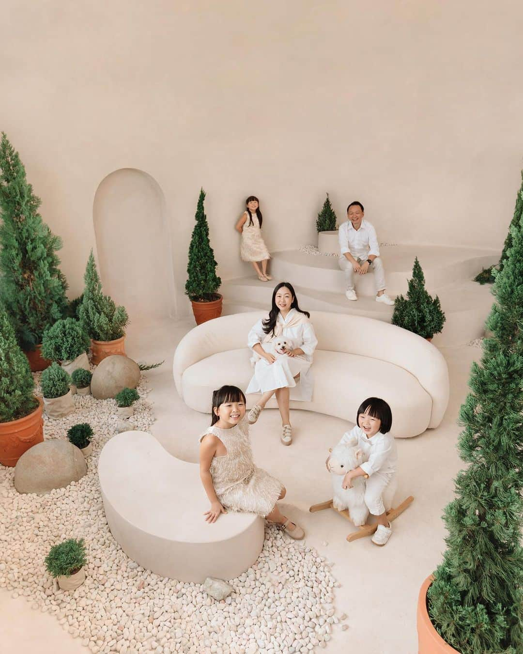 MOMOツインズさんのインスタグラム写真 - (MOMOツインズInstagram)「A Tuscany Christmas at the @thelovestudios   I was looking back at the family shots we took last Christmas and felt a little emotional. The kids have sprouted so much in this one year. You really don’t realize it in the day to day. So thank you @hyydnn and Anna for capturing these wonderful moments of our family ❤️   First pic makes it to the frame! More candids upcoming on stories」11月10日 22時31分 - leialauren