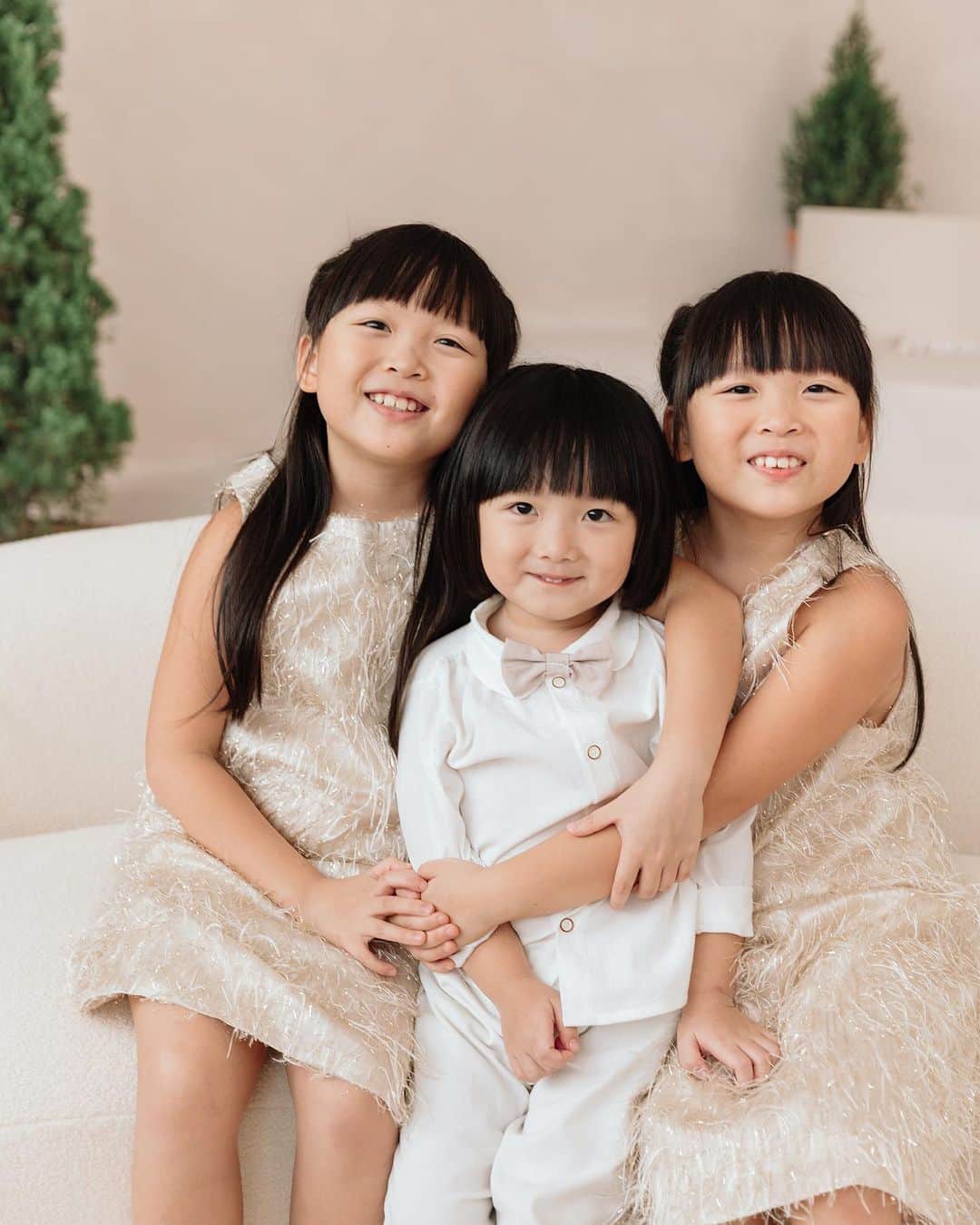 MOMOツインズさんのインスタグラム写真 - (MOMOツインズInstagram)「A Tuscany Christmas at the @thelovestudios   I was looking back at the family shots we took last Christmas and felt a little emotional. The kids have sprouted so much in this one year. You really don’t realize it in the day to day. So thank you @hyydnn and Anna for capturing these wonderful moments of our family ❤️   First pic makes it to the frame! More candids upcoming on stories」11月10日 22時31分 - leialauren