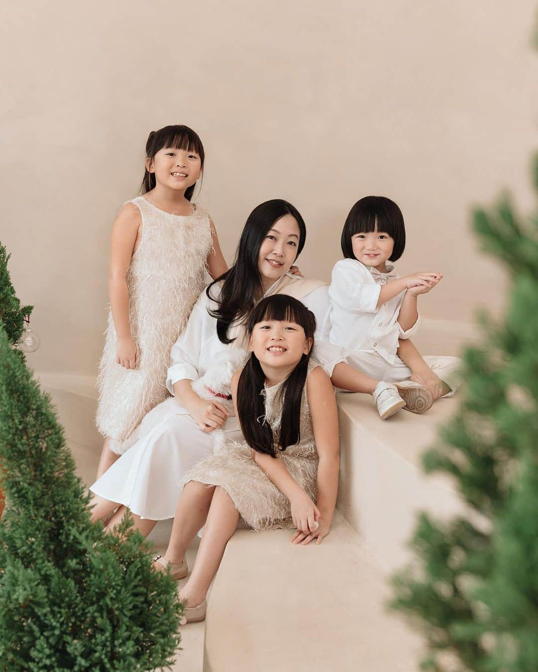 MOMOツインズさんのインスタグラム写真 - (MOMOツインズInstagram)「A Tuscany Christmas at the @thelovestudios   I was looking back at the family shots we took last Christmas and felt a little emotional. The kids have sprouted so much in this one year. You really don’t realize it in the day to day. So thank you @hyydnn and Anna for capturing these wonderful moments of our family ❤️   First pic makes it to the frame! More candids upcoming on stories」11月10日 22時31分 - leialauren