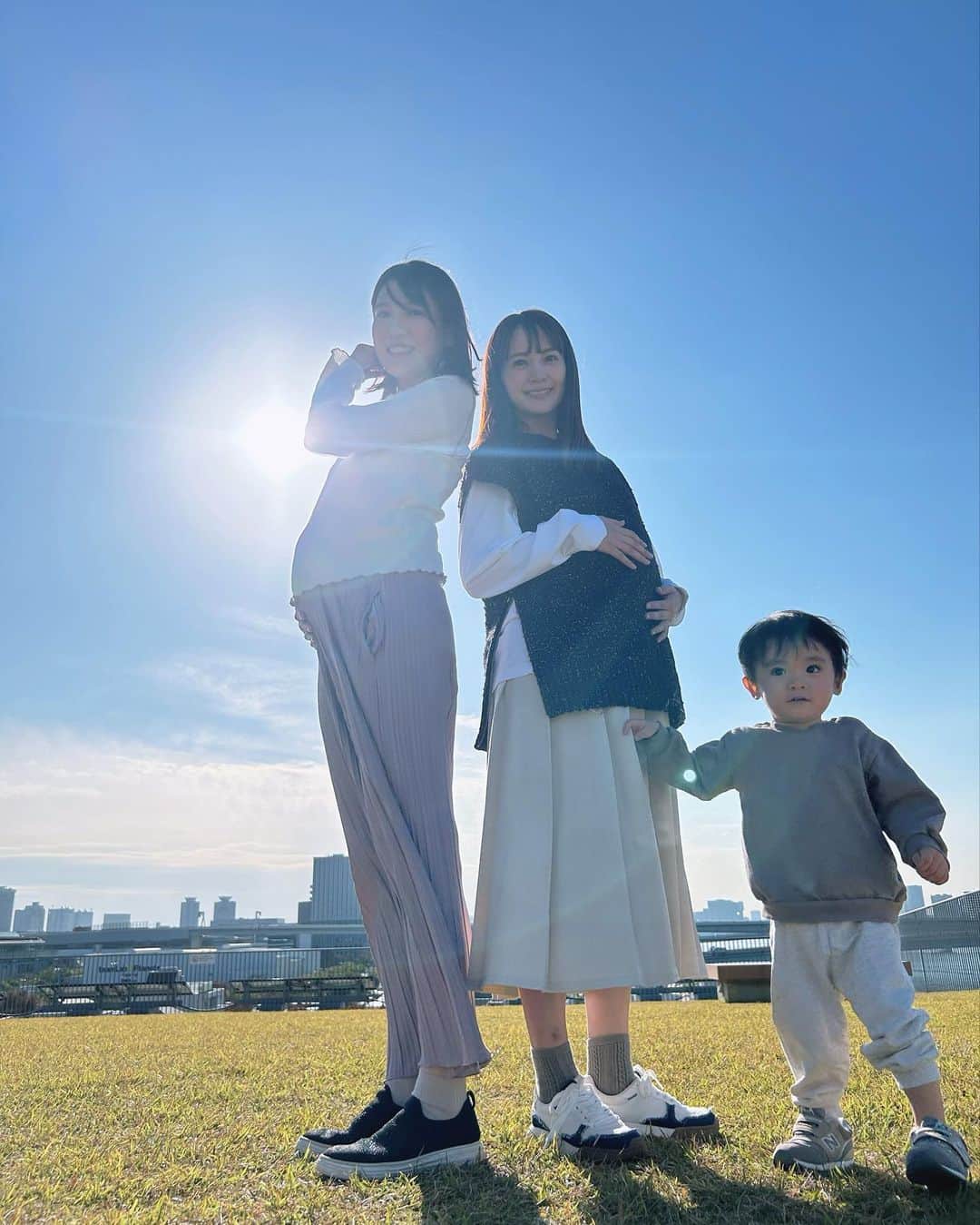 浜田翔子さんのインスタグラム写真 - (浜田翔子Instagram)「🤰Maternity 🤰  2人目妊婦🤰🤰  ママ友ちゃんに沢山撮ってもらったよ✨ 1歳の暴れん坊やたちがそろう事は中々難しかった（面白かった🤣）  ほぼ同じ時期❄️ 2人目も同じ時期のママ友ちゃんちょこっといて嬉しい☺️ コメントでもいただくので嬉しいです。  妊婦の中期、後期、期間ってこんな動けなかったっけ！？ てくらい 1人目がいるのもあって大変な事もあるけど、、 産まれてからも2人育児相当大変なんだろうけど、、楽しみ。 やるしかないし、できればゆるく、 沢山周りに頼って暮らせたらいいな〜 ママ頑張る‼︎  あと少しの妊婦期間も楽しもう😌 子連れだとおすすめレストランどこですか？とよく聞かれるのですが、、100本のスプーン🥄離乳食無料だったり子供椅子あるし、おすすめです✨  #妊娠27週」11月10日 22時32分 - shoko_hamada