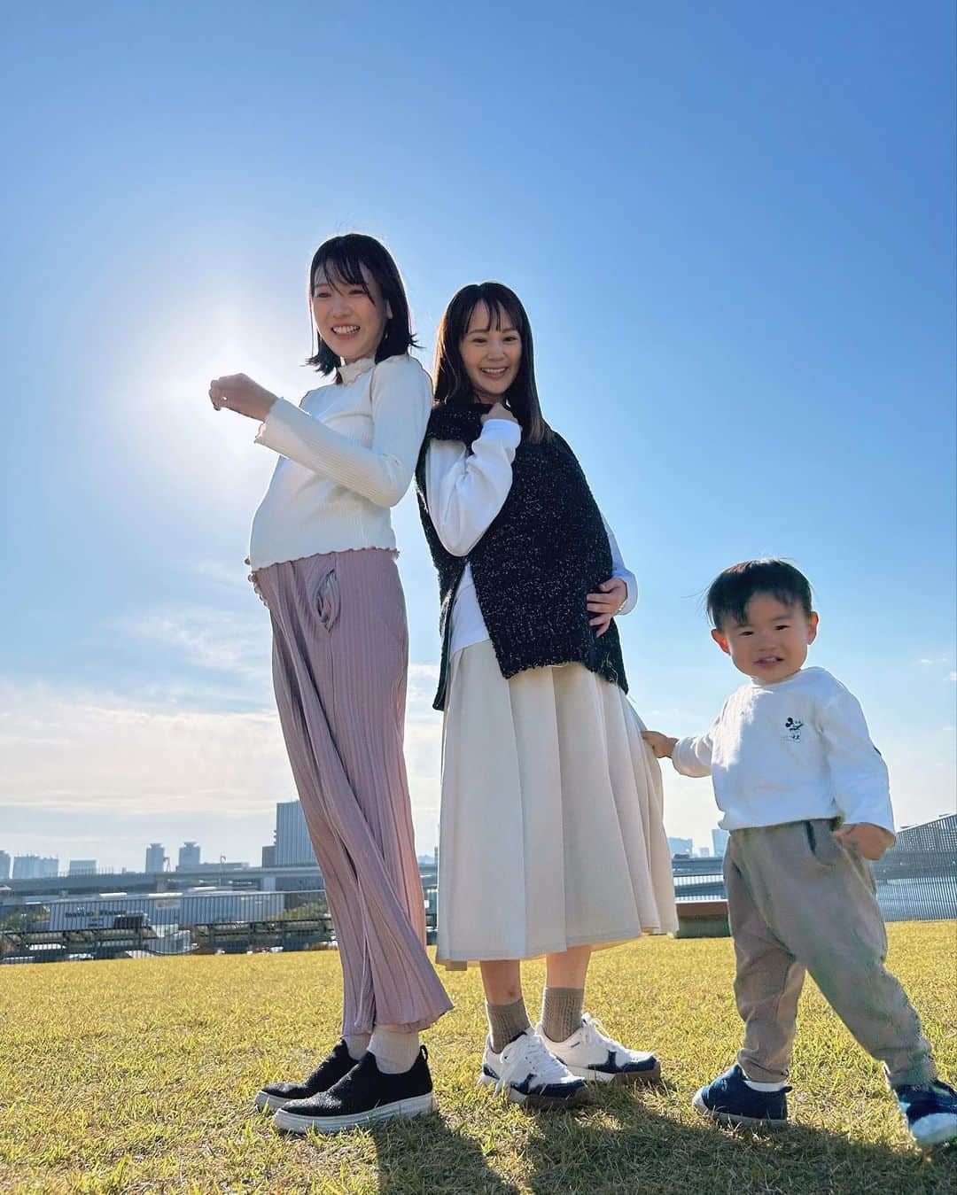 浜田翔子さんのインスタグラム写真 - (浜田翔子Instagram)「🤰Maternity 🤰  2人目妊婦🤰🤰  ママ友ちゃんに沢山撮ってもらったよ✨ 1歳の暴れん坊やたちがそろう事は中々難しかった（面白かった🤣）  ほぼ同じ時期❄️ 2人目も同じ時期のママ友ちゃんちょこっといて嬉しい☺️ コメントでもいただくので嬉しいです。  妊婦の中期、後期、期間ってこんな動けなかったっけ！？ てくらい 1人目がいるのもあって大変な事もあるけど、、 産まれてからも2人育児相当大変なんだろうけど、、楽しみ。 やるしかないし、できればゆるく、 沢山周りに頼って暮らせたらいいな〜 ママ頑張る‼︎  あと少しの妊婦期間も楽しもう😌 子連れだとおすすめレストランどこですか？とよく聞かれるのですが、、100本のスプーン🥄離乳食無料だったり子供椅子あるし、おすすめです✨  #妊娠27週」11月10日 22時32分 - shoko_hamada