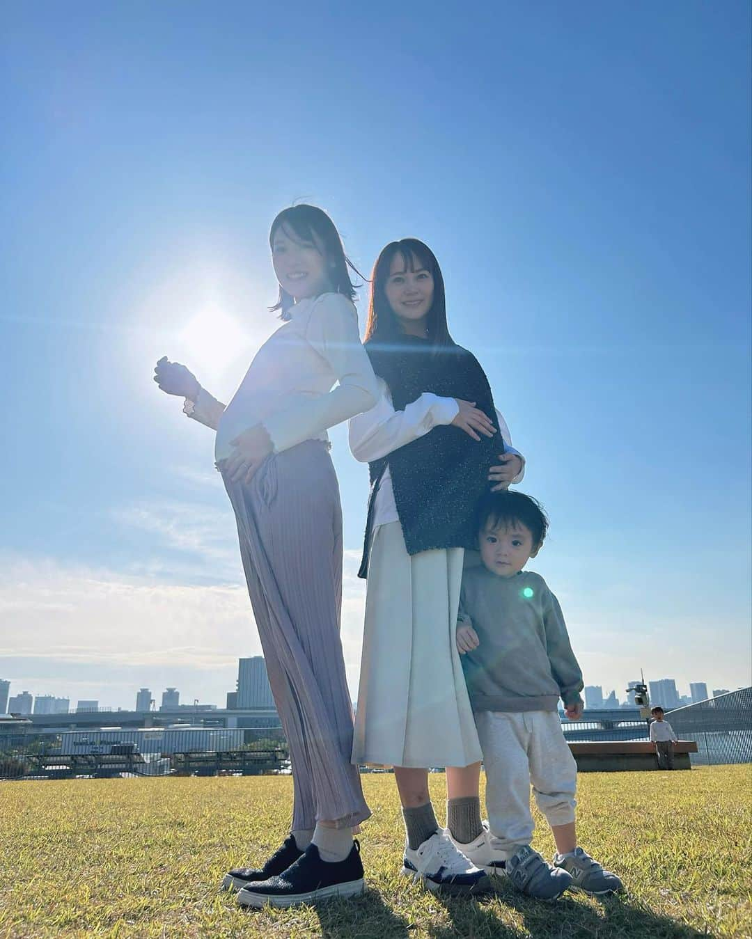 浜田翔子のインスタグラム：「🤰Maternity 🤰  2人目妊婦🤰🤰  ママ友ちゃんに沢山撮ってもらったよ✨ 1歳の暴れん坊やたちがそろう事は中々難しかった（面白かった🤣）  ほぼ同じ時期❄️ 2人目も同じ時期のママ友ちゃんちょこっといて嬉しい☺️ コメントでもいただくので嬉しいです。  妊婦の中期、後期、期間ってこんな動けなかったっけ！？ てくらい 1人目がいるのもあって大変な事もあるけど、、 産まれてからも2人育児相当大変なんだろうけど、、楽しみ。 やるしかないし、できればゆるく、 沢山周りに頼って暮らせたらいいな〜 ママ頑張る‼︎  あと少しの妊婦期間も楽しもう😌 子連れだとおすすめレストランどこですか？とよく聞かれるのですが、、100本のスプーン🥄離乳食無料だったり子供椅子あるし、おすすめです✨  #妊娠27週」