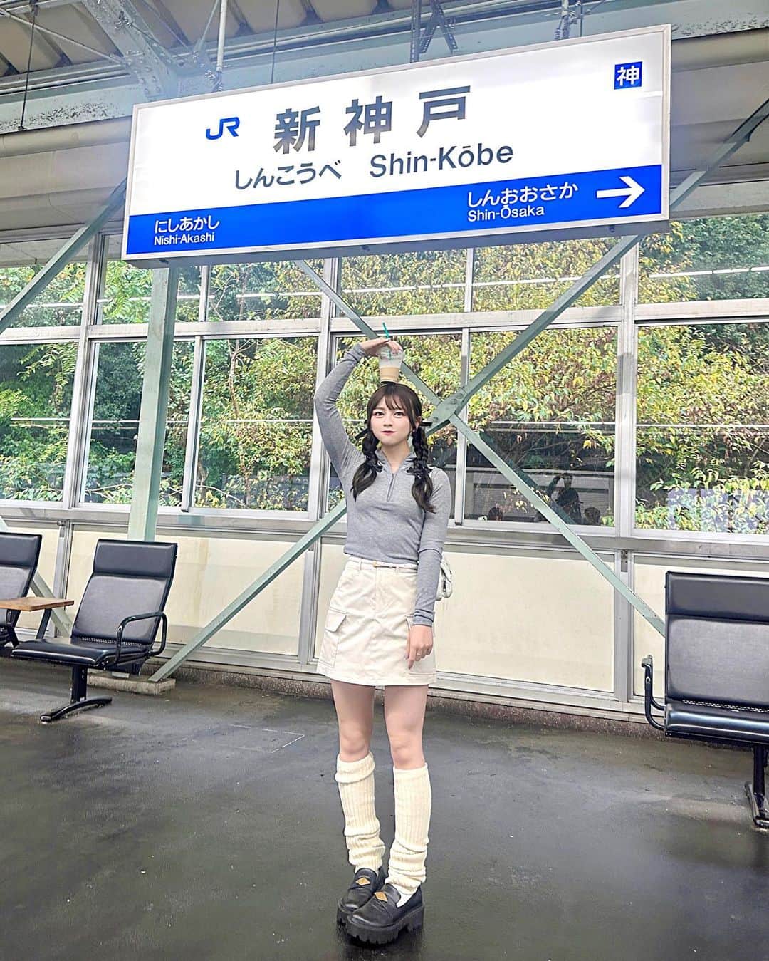 廣川奈々聖のインスタグラム：「ロケで、神戸に行ってたよ～‪‪♡🐱🚄 ⁡ ⁡ 神戸大好きになっちゃう2日間だった！ ⁡本当に楽しかった～ ♡ ⸝⸝o̴̶̷̥᷅ ̫ o̴̶̷̥᷅⸝⸝ ⁡ ⁡ また写真載せるねっ🧏🏻   これは #今日のコーデ！🐾 ⁡ ⁡ ⁡ ⁡#神戸旅行 #おでかけコーデ #ヘアアレンジ #リボンアレンジ #y2k #kobe」
