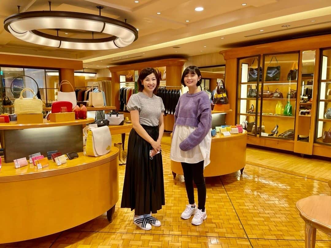 吉田由美のインスタグラム：「3年前、14歳のJujuちゃん。 3年後、17歳になったJujuちゃんは、 イタリアのノックスF2000フォーミュラ・トロフィーでシリーズチャンピオンに❣️  素晴らしい活躍⭐️  この後も期待してまーす！  目指せ！日本人女性初のF1ドライバー😄  #Juju #女性レーサー　#女性初」
