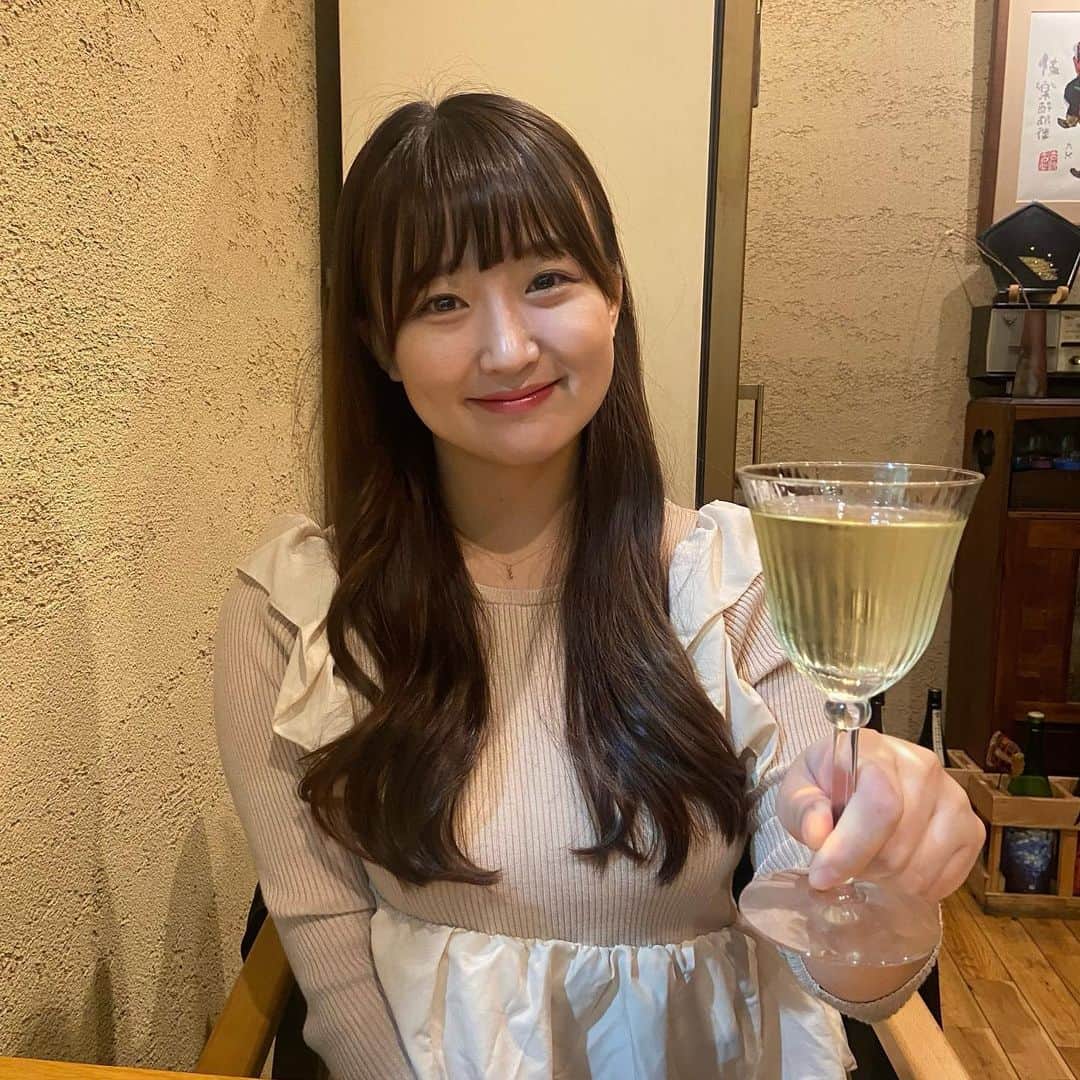 上野貴穂のインスタグラム：「. 皆さん今週もお疲れさまでした😊🔥  今週も本当よく頑張ったね〜😗 ちょっと遅くなっちゃったのでつべこべ言わずに乾杯しよ！  お酒でもお茶でもコーヒーでもジュースでも！ 皆さんもよかったらコメント欄で一緒に乾杯してね👍 せーの！乾杯〜🥂✨」