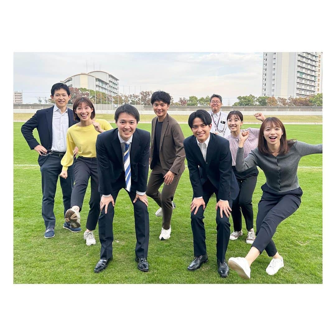 阿部芳美さんのインスタグラム写真 - (阿部芳美Instagram)「いよいよ明日は！ 高校サッカー愛知県大会決勝戦⚽️🔥  伝統の赤襷の刈谷高校が 25年ぶりに全国へ駒を進めるか😳！？ それとも名古屋高校が 3度目の決勝の舞台を制してで初の全国へ挑むか🥹！？ 今年の大会も熱い…🔥🔥🔥🔥 11月11日（土）12:53〜生中継です！  実況は#岡田健太郎 アナ ベンチリポーターは #上山元気 アナ#田村浩平 アナ 応援席リポーターは #赤木由布子 アナ#仲川晴斐 アナ でお伝えします🙆‍♀️🙆‍♀️  写真は準決勝時の取材陣で…📸 応援しています〜😆😆😆⚽️  #高校サッカー #愛知大会」11月10日 22時36分 - yoshimi_abe0410