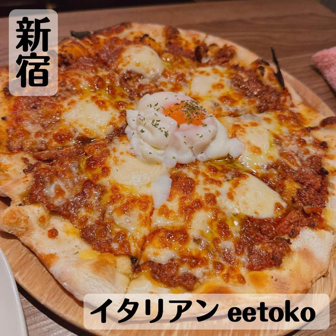 梅本晋也のインスタグラム：「まずいわけがないピザ ボロネーゼピザ @eetoko_shinjuku   #グルメ#美味しい#焼肉#ラーメン#寿司#鮨#カフェ#cafe#焼き鳥#しゃぶしゃぶ#うまいもん #ご飯屋さん #ご飯記録 #グルメ好きと繋がりたい #グルメ好きな人と繋がりたい #食べ放題#予約困難店 #予約困難 #東京グルメ #グルメスタグラム #グルメ女子 #ダイエット#だいえっと仲間募集中 #だいえったー #ピザ #ボロネーゼ」