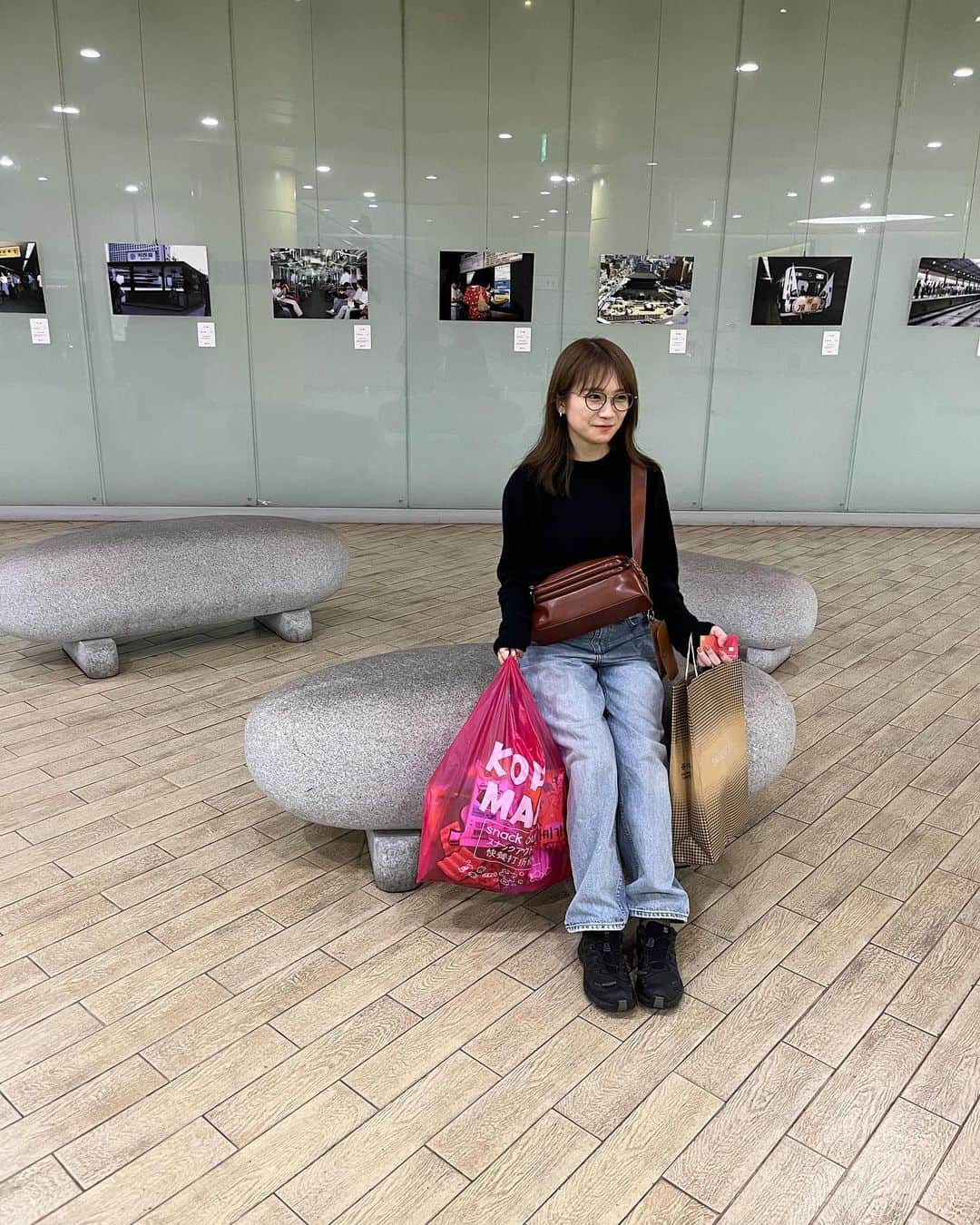 のインスタグラム：「.  どこ行っても買い過ぎる🥺 今日もロケでとある場所に行ったけど 帰りはすごい紙袋の山でした。笑  直らないのでもう諦めた！  #韓国旅行」