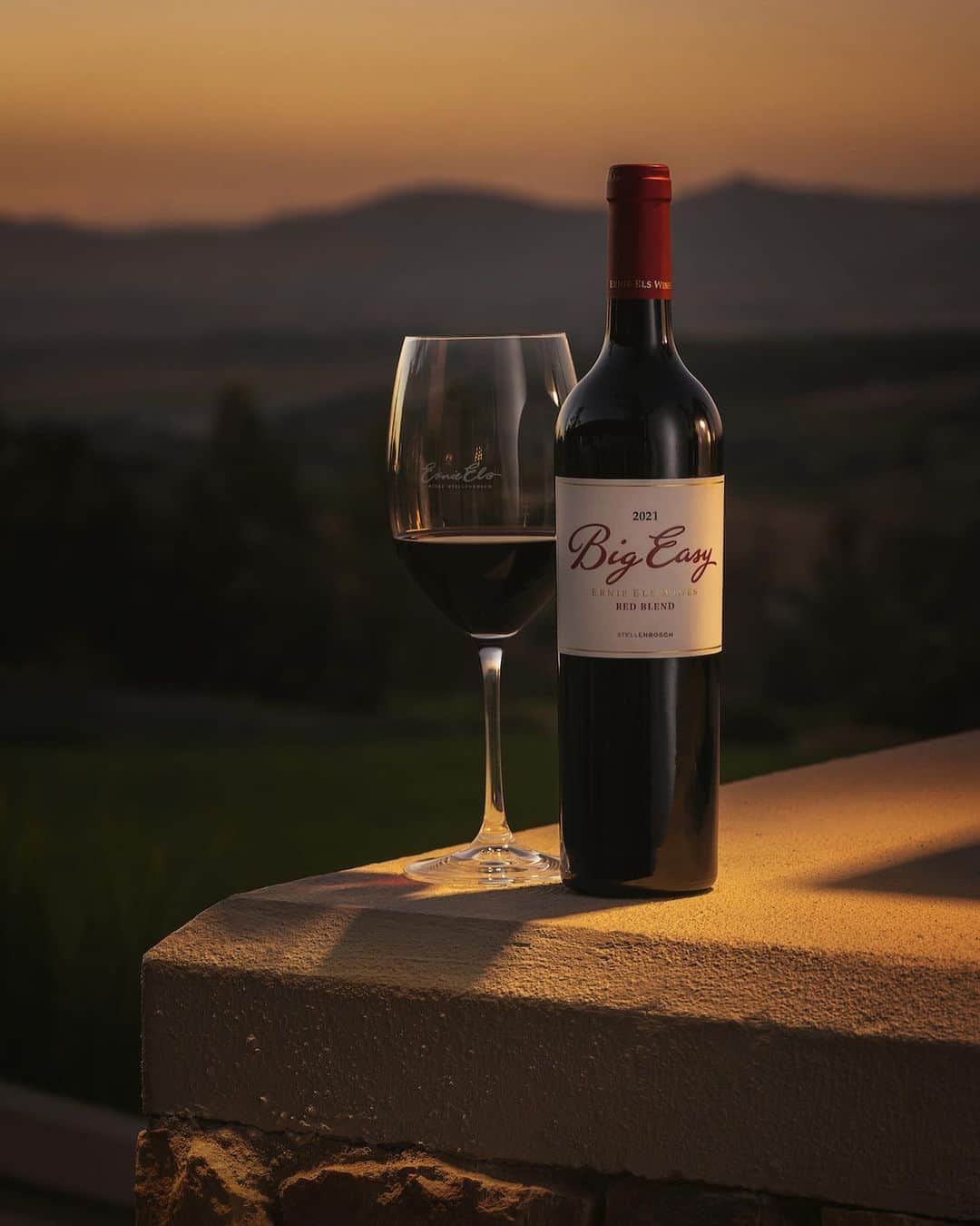 アーニー・エルスのインスタグラム：「Sending my congratulations and best wishes to the team @ernieelswines who are celebrating the news that our 2021 Ernie Els Big Easy Red Blend has just been awarded silver at the @decanter World Wine Awards. The team are rightly proud of this vintage; it really hits the nail on the head when it comes to the Big Easy range being easy-drinking and approachable. Visit @port2portsa or click on the link in bio to purchase online.  #ernieelswines #sharetheexceptional #ernieels #bigeasy #stellenbosch #helderberg #redblend #newvintage」