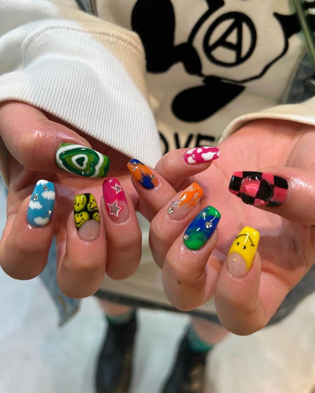 那須川梨々さんのインスタグラム写真 - (那須川梨々Instagram)「☺︎  New nail💅  久々のArt🎨ちょーーかわいいっ🫣 いつもいつもありがとうございますっ🫶🏻🩷  全指違うんよ！ みんなはどの指が1番好き〜？ コメントしてっ📝🌱💓  #new #neil #newnails #ネイル #ネイルデザイン #ネイルアート #アート #art #アートネイル #スクエア #スクエアネイル #自爪 #自爪ネイル #カラフル #カラフルネイル #明治神宮前 #原宿」11月10日 22時37分 - riri_0710