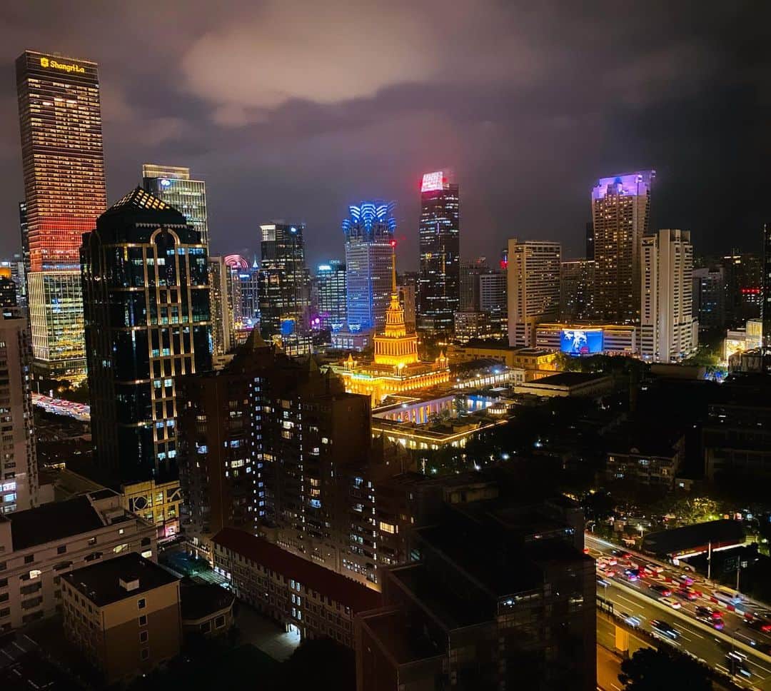 西川忠志さんのインスタグラム写真 - (西川忠志Instagram)「夜景  上海着きました。  ホテルの部屋からの眺めです！  素敵だな。  感謝 西川忠志」11月10日 22時38分 - nishikawa_tada
