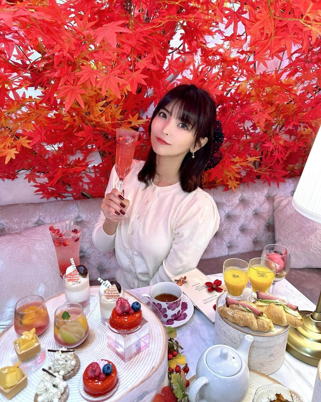 ききまるさんのインスタグラム写真 - (ききまるInstagram)「Maron and Fruits Afternoon Tea🌰🫖 . . @hautecouturecafe_official の 期間限定マロン&フルーツアフタヌーンティー🍁 (12/3まで) . 店内は紅葉でいっぱい🍁🍁🍁 . . ここのアフタヌーンティーは本当にトータルがアート🙉🩷 . . アフヌンではみたことがない ミニひつまぶしに感動した🤣 . . . ネイルは💅 レオパードandボルドー🍂 　@unflair_shinjuku ♡ . .  . #オートクチュールカフェ　#オートクチュールカフェ表参道 #アフヌン　#アフヌン巡り #アフヌン女子 #アフタヌーンティー　#アフタヌーンティー巡り #アフタヌーンティー部 #アフタヌーンティー東京 #アフタヌーンティー好きな人と繋がりたい  #映え活　#スイーツ　#スイーツ巡り #スイーツ部 #スイーツ女子 #スイーツ大好き」11月10日 22時38分 - kikigram_97