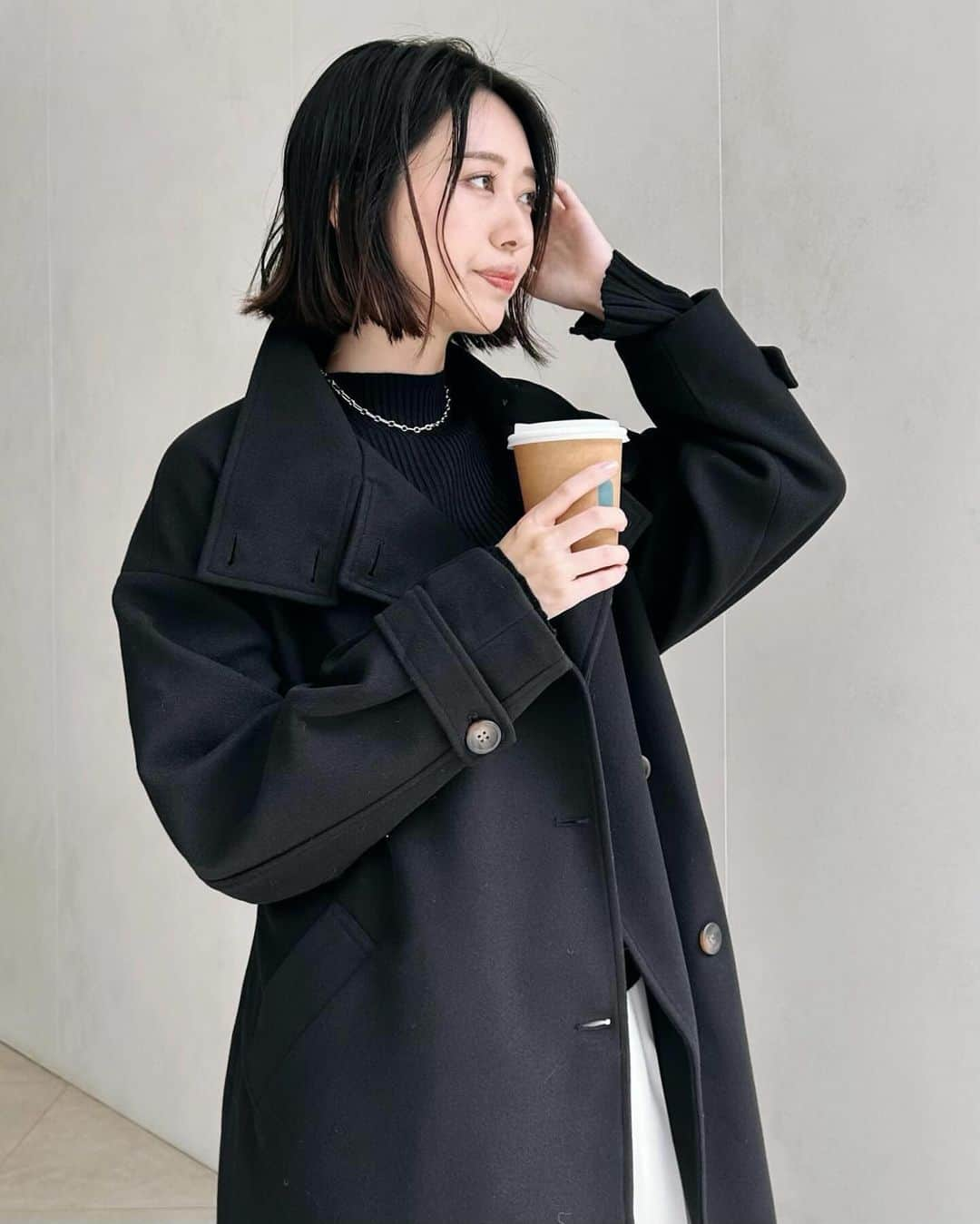 寺島茉里のインスタグラム：「⁡ ⁡ ☕️🗞️🧥 ⁡ @melirich_official ベーシックなコート持ってると いろんなシーンで使えていいよね🤍 ⁡ #スタンドカラーロングコート 𝖹𝖮𝖹𝖮で見てみてねー🙌🏻 ⁡ ⁡ #melirich #メリーリッチ #ママコーデ #ママファッション #関西ママ #女の子ママ」