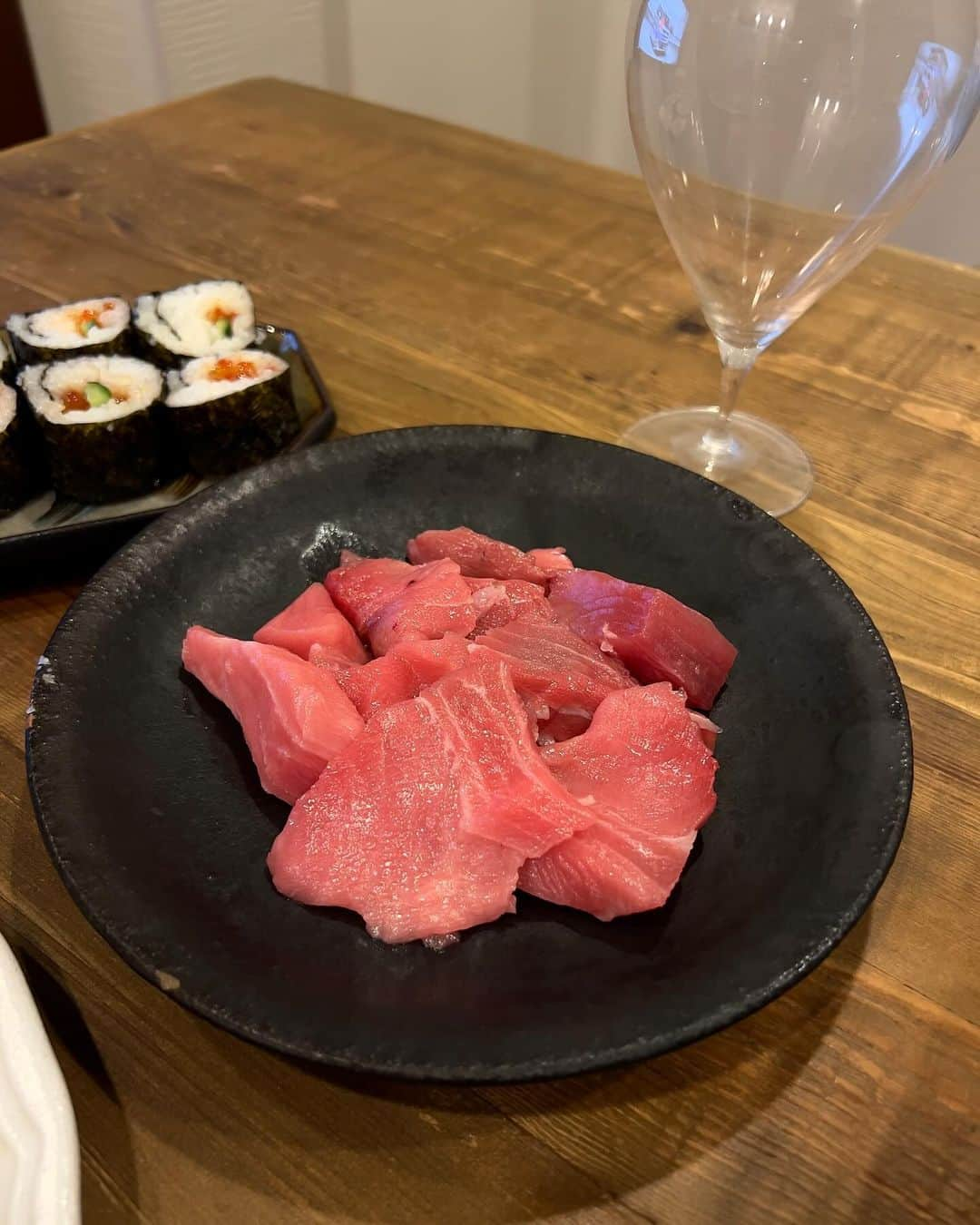 椎名美月さんのインスタグラム写真 - (椎名美月Instagram)「・ 今日の夜ご飯🍴  ・牡蠣とほうれん草の白味噌グラタン ・牡蠣のジェノベーゼ焼き ・黒豆と桜海老の厚焼き玉子 ・マグロ刺し ・八百屋？のいくら巻き  最近、夜は冷え込んで寒い〜のでグラタンにしたり、 牡蠣や白子やら魚が美味しい季節で、 温かい料理が沁みる季節になりましたね おでんもそろそろかなぁ〜〜☺️  #ミツキご飯」11月10日 22時40分 - mitsuki__shiina