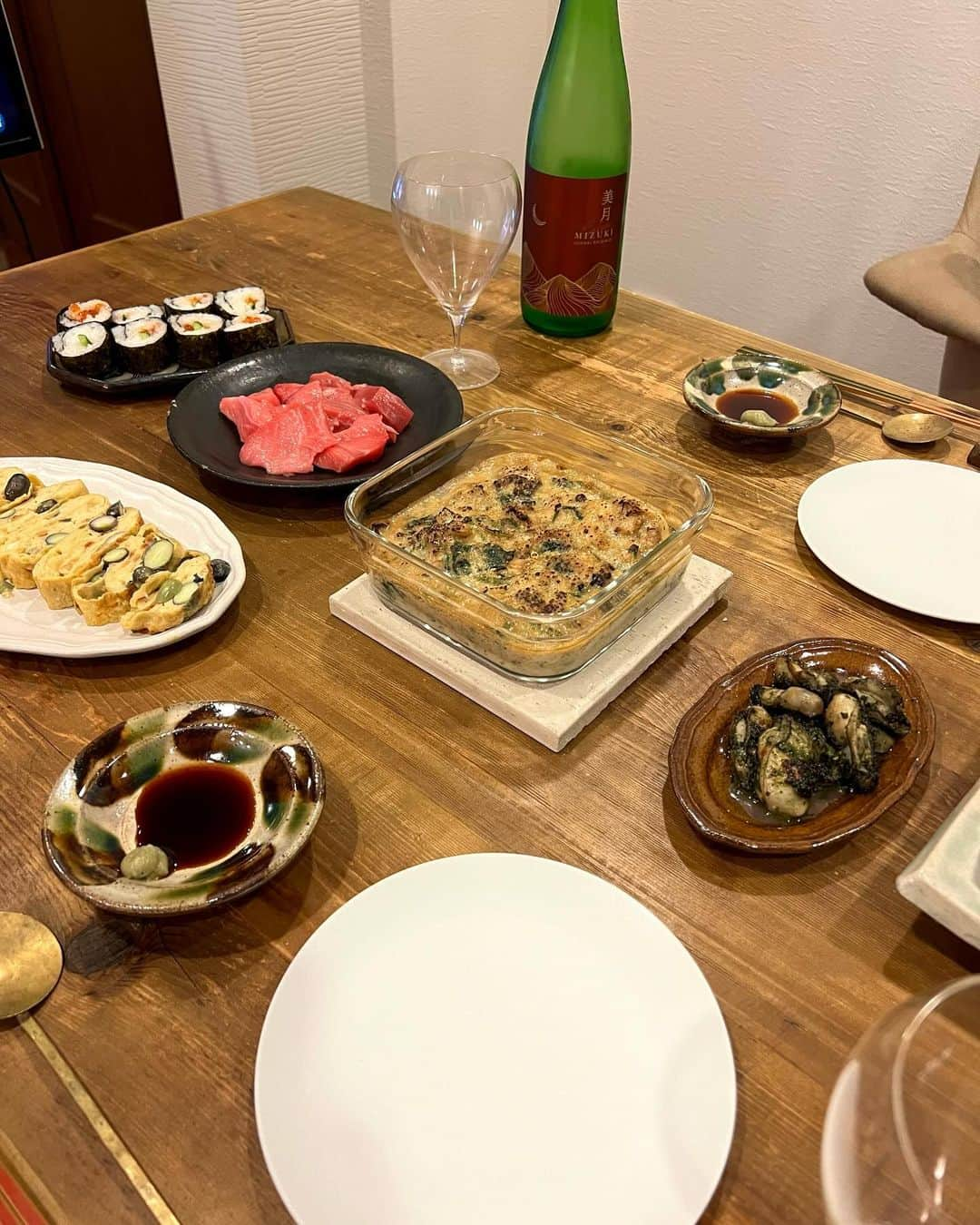 椎名美月のインスタグラム：「・ 今日の夜ご飯🍴  ・牡蠣とほうれん草の白味噌グラタン ・牡蠣のジェノベーゼ焼き ・黒豆と桜海老の厚焼き玉子 ・マグロ刺し ・八百屋？のいくら巻き  最近、夜は冷え込んで寒い〜のでグラタンにしたり、 牡蠣や白子やら魚が美味しい季節で、 温かい料理が沁みる季節になりましたね おでんもそろそろかなぁ〜〜☺️  #ミツキご飯」