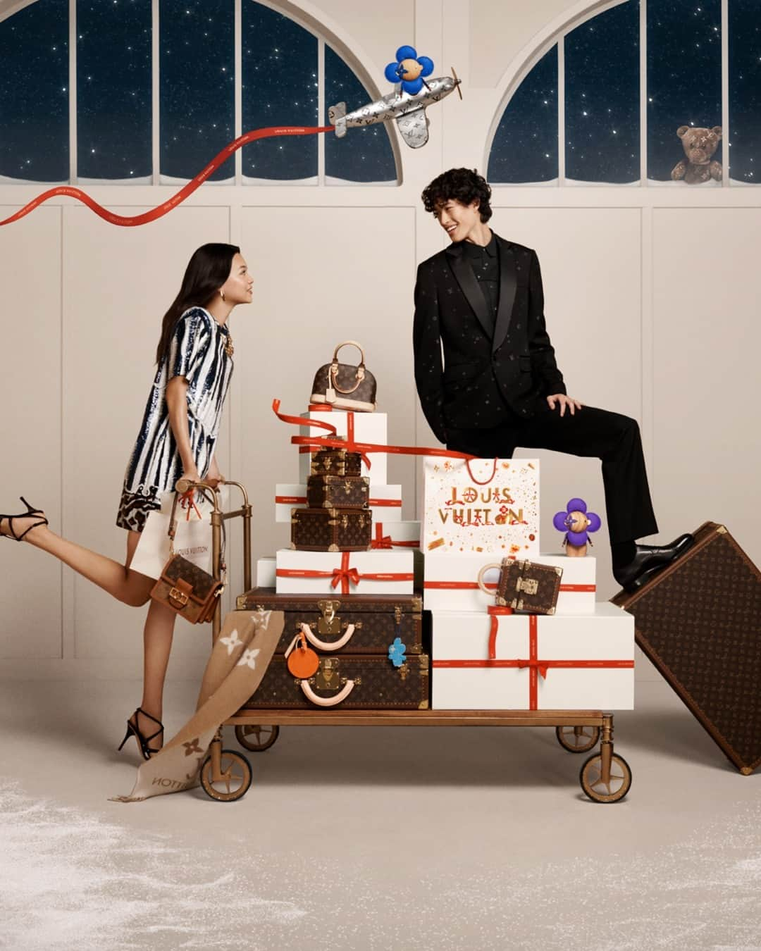 ルイ・ヴィトンさんのインスタグラム写真 - (ルイ・ヴィトンInstagram)「Holiday Season. Delve into the Maison’s magical universe of holiday festivities with a seasonal selection of signature pieces unveiled in the Louis Vuitton Gift Guide. Discover the enchanting creations via link in bio.   #LVGifts #LouisVuitton」11月11日 0時30分 - louisvuitton