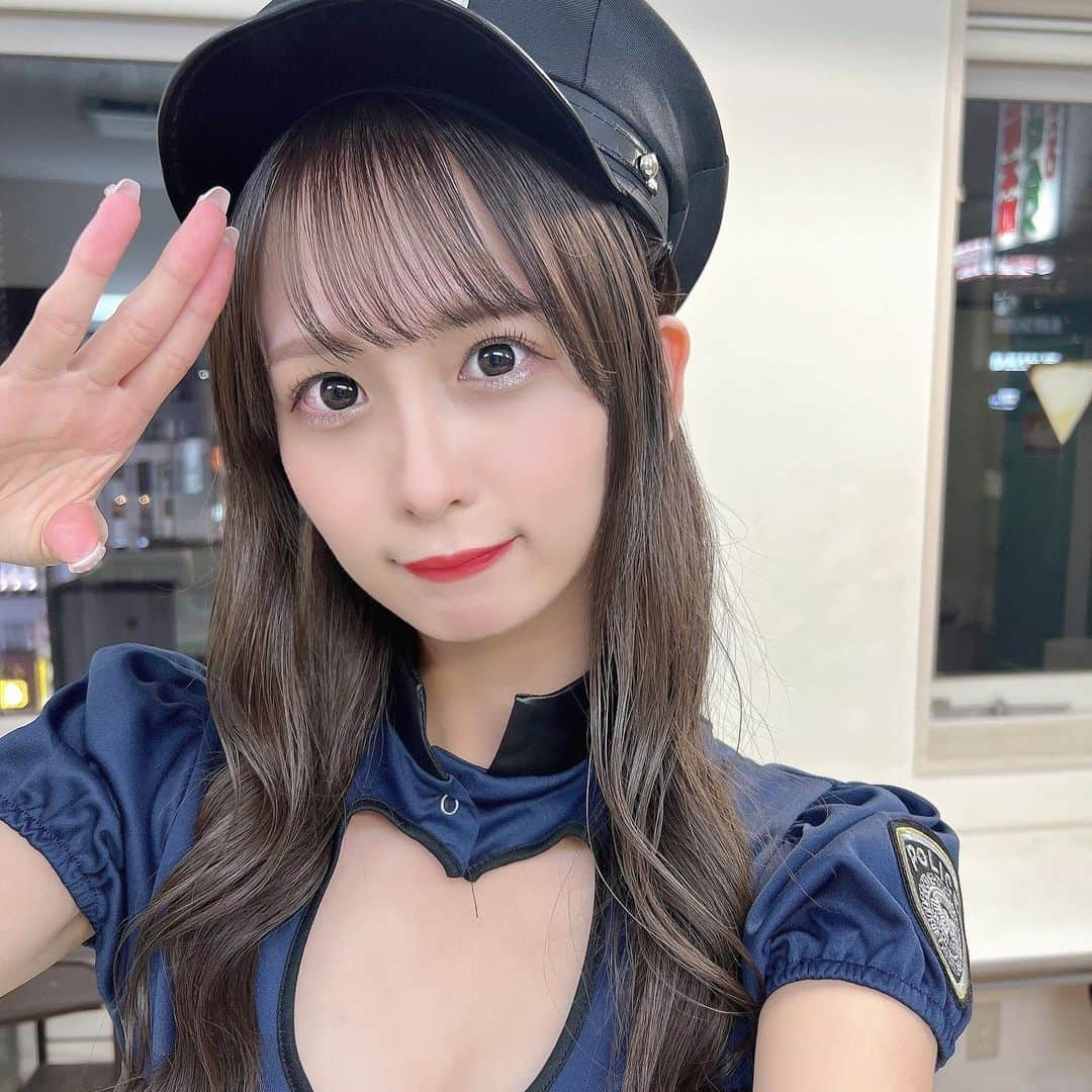 中川珠里のインスタグラム：「逮捕されたい人手挙げてー！🚓🚨👮   #コスプレ  #ハロウィン」