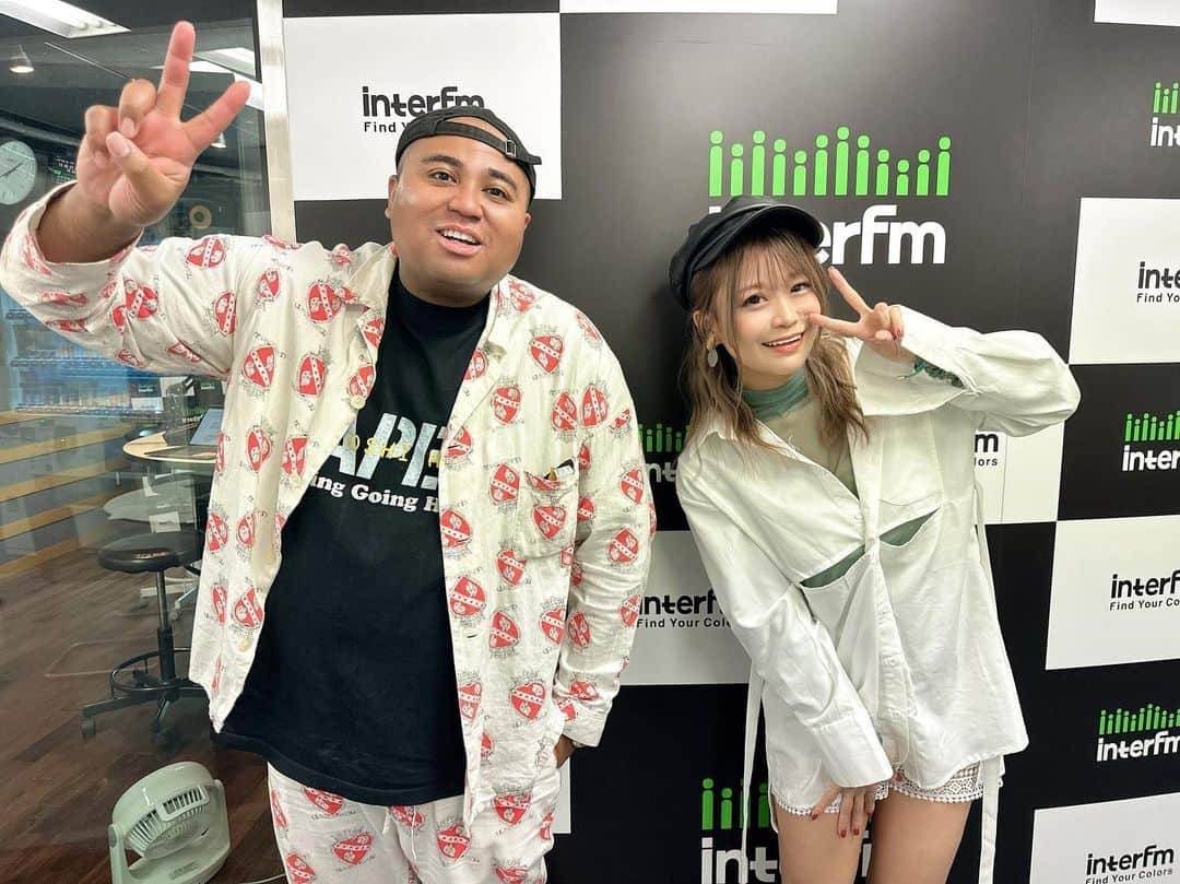 阿久津真央のインスタグラム：「📻💚💭  アントニーさんのラジオ ''アントニーのALL-IN'' ２度目の出演叶いました☺️🙌 やったぁぁぁ♬♬  先日優勝した事をキッカケに またまたラジオにお邪魔しました🐰♠️♥️ 聴いてくださった方も ありがとうございました✨  TOURNAMENT THE １STで起こった いろんな珍事件を振り返って 大爆笑🤣🤣楽しすぎて  今年発売した写真集 ''ロイヤルフラッシュ''も ポーカーにちなんでタイトル決めました🃏👙笑笑  聴き逃しちゃった方も アーカイブ聴けるので是非 radikoのアプリでチェックしてみてね♬♬  アントニーさん アントニーのALL-INチームの 皆さんありがとうございました☺️」