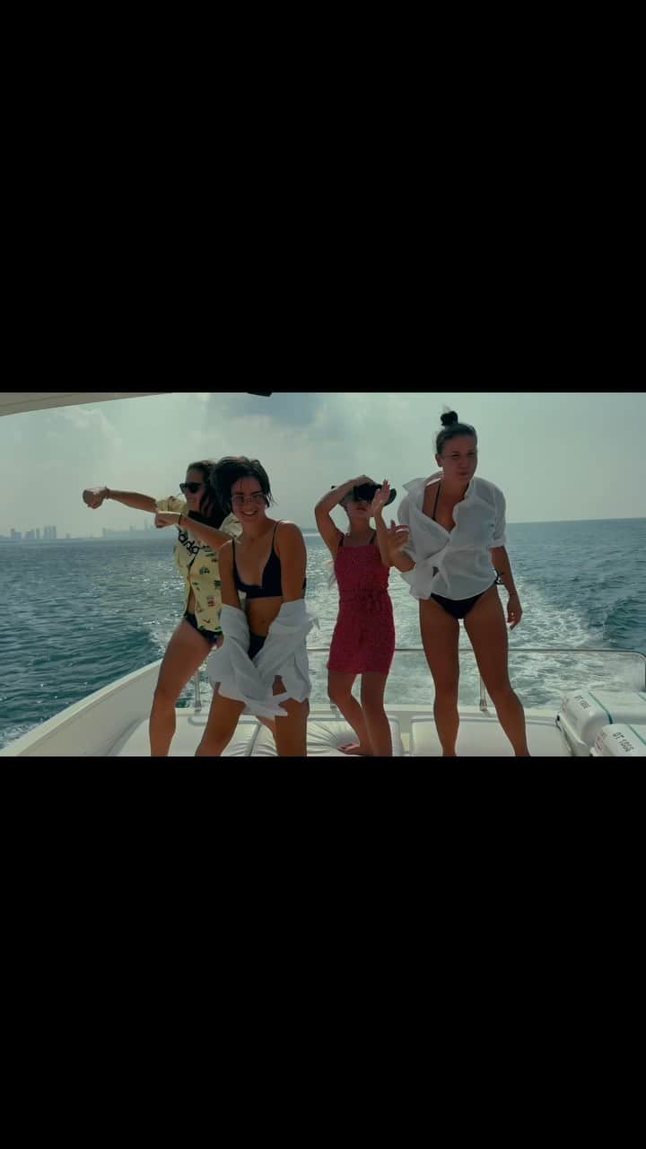 ナタリア・ザビアコのインスタグラム：「Music video is ready 😎😂  #dance  #musicvideo  #music」