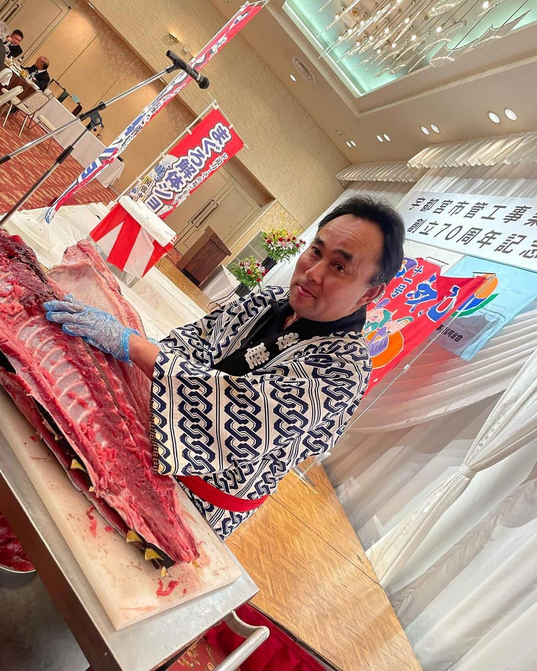 須賀由美子さんのインスタグラム写真 - (須賀由美子Instagram)「今日は宇都宮市管工事業協同組合 創立70周年記念式典司会でした♪  4kloreの栗田さんとも偶然一緒でテンション上がりました^_^💕 今日もハープとフルートで 素敵な演奏でしたー♪  そして刈込さんとも また一緒で嬉しかったです💕 #マグロ解体ショー とっても凄かったです‼️  そしてたくさんの表彰が行われ、 そのお寿司🍣も振る舞われて、 とってもあたたかく素敵な会でした♪ 本当に70周年おめでとうございます㊗️」11月10日 22時56分 - tottiyumi