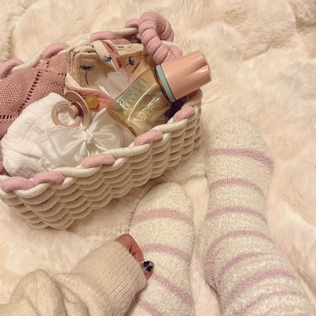 ひこ乃さんのインスタグラム写真 - (ひこ乃Instagram)「🤰 ⠀ いよいよ臨月に突入しました🥺 最近むくみがすごくて夜中に足つって目が覚めて 肉離れしそうな痛みがやば過ぎてよく眠れず😭🌃 病院で相談したら足を暖めるといいと聞いてカイロソックス 履き始めてから今のところ足つってない😭👏 可愛いデザイン多いし今年の冬はこれ履いて乗り切ろう🥺  ベビーグッズもほぼ揃ったしあとは時が来るのを待つのみ。。怖くて心折れそう(小心者)頑張る🥲  #ぽかぽかカイロソックス#機能性ソックス#カイロソックス #冷え症対策#臨月#臨月妊婦#おしゃぶり#妊娠10ヶ月#妊娠後期#妊娠36週#マタニティ記録#ベビーグッズ#bibsbaby#qoo10#sponsored#qoo10アンバサダー」11月10日 22時56分 - hikono0909